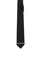 ربطة عنق بشعار الماركة