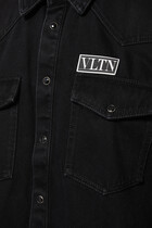 قميص دينم برقعة بشعار VLTN