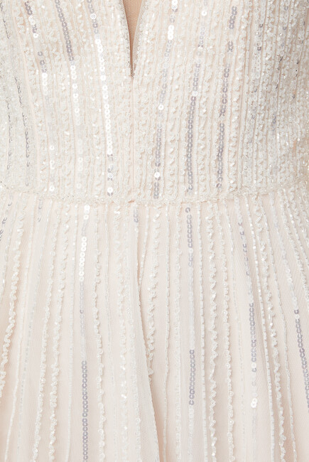 فستان سهرة بياقة على شكل حرف V وصدرية مزينة بالكريستال
