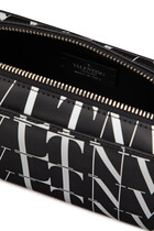 حقيبة مستحضرات العناية الشخصية فالنتينو غارافاني جلد بشعار VLTN بنقشة تايمز