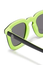 نظارة شمسية مزينة بشعار الماركة بلون مغاير