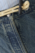 بنطال جينز بقصة ساق واسعة وحافة منسلة