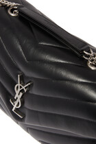 حقيبة لولو جلد متوسطة الحجم بتصميم مبطن على شكل حرف Y