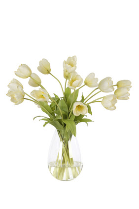 باقة زهور توليب في مزهرية زجاجية