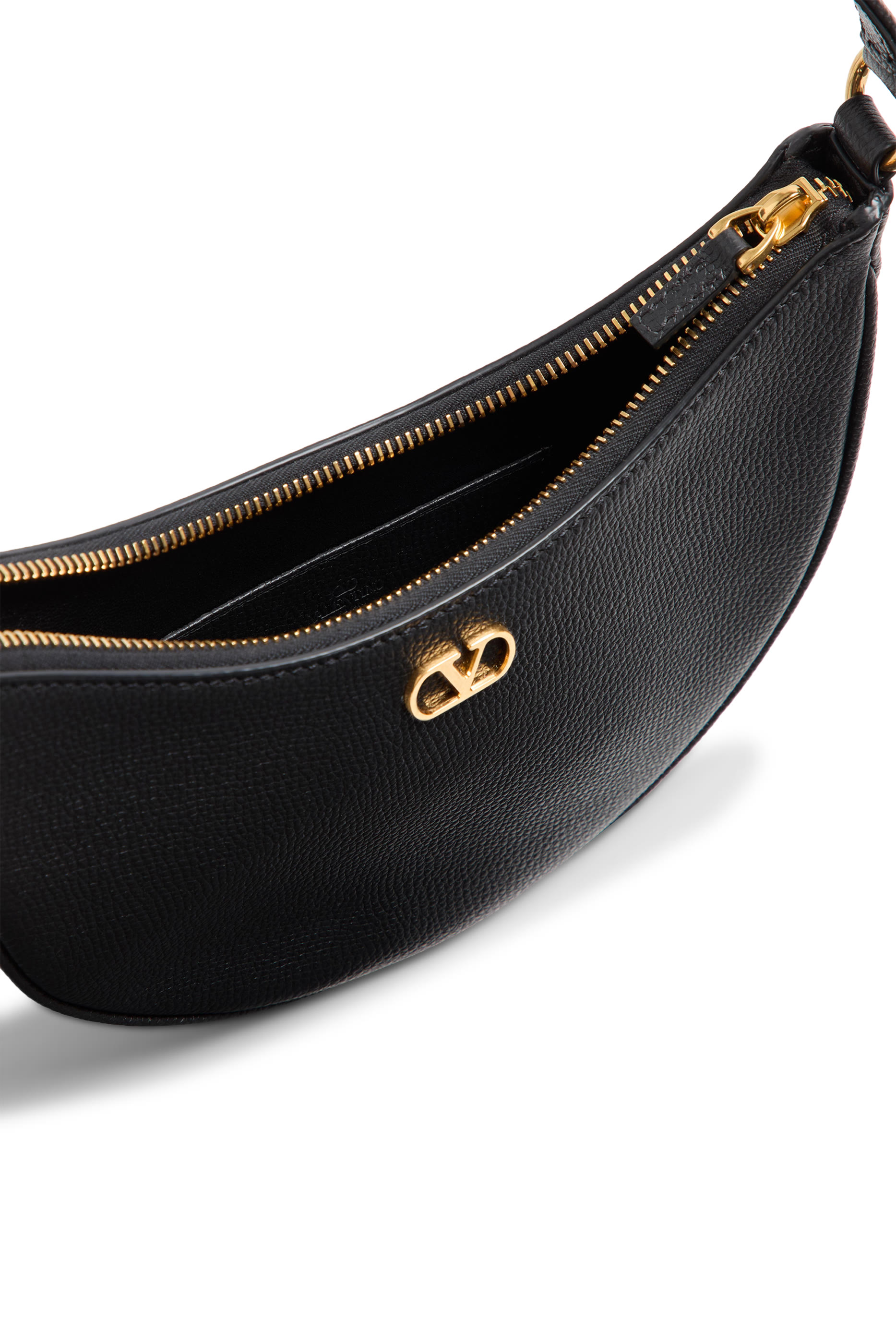 حقيبة هوبو صغيرة بشعار الماركة