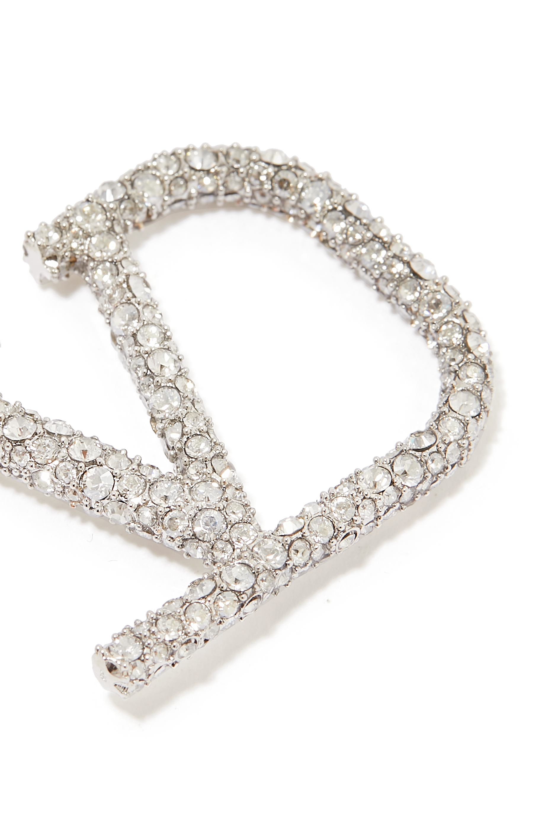 أقراط بتصميم حرفي شعار الماركة مرصعة بالكريستال