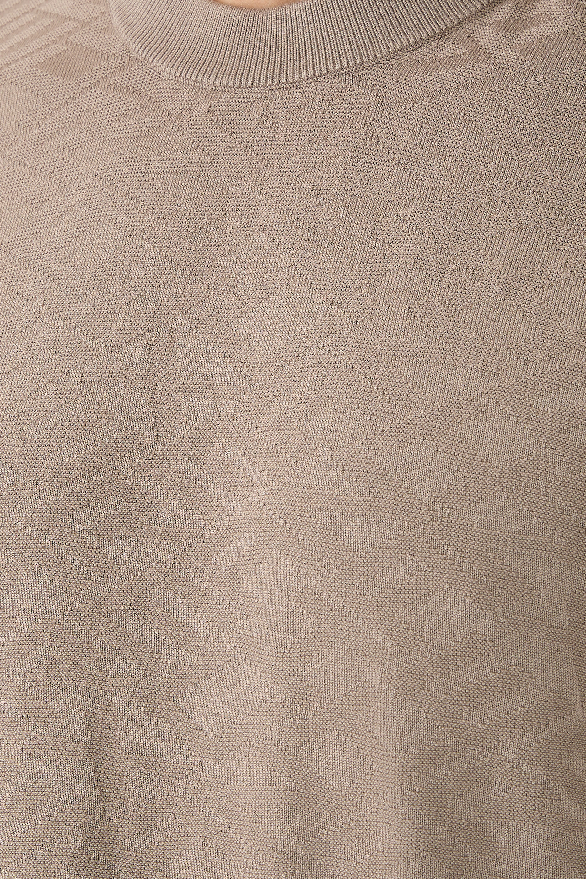 سترة بأكمام طويلة