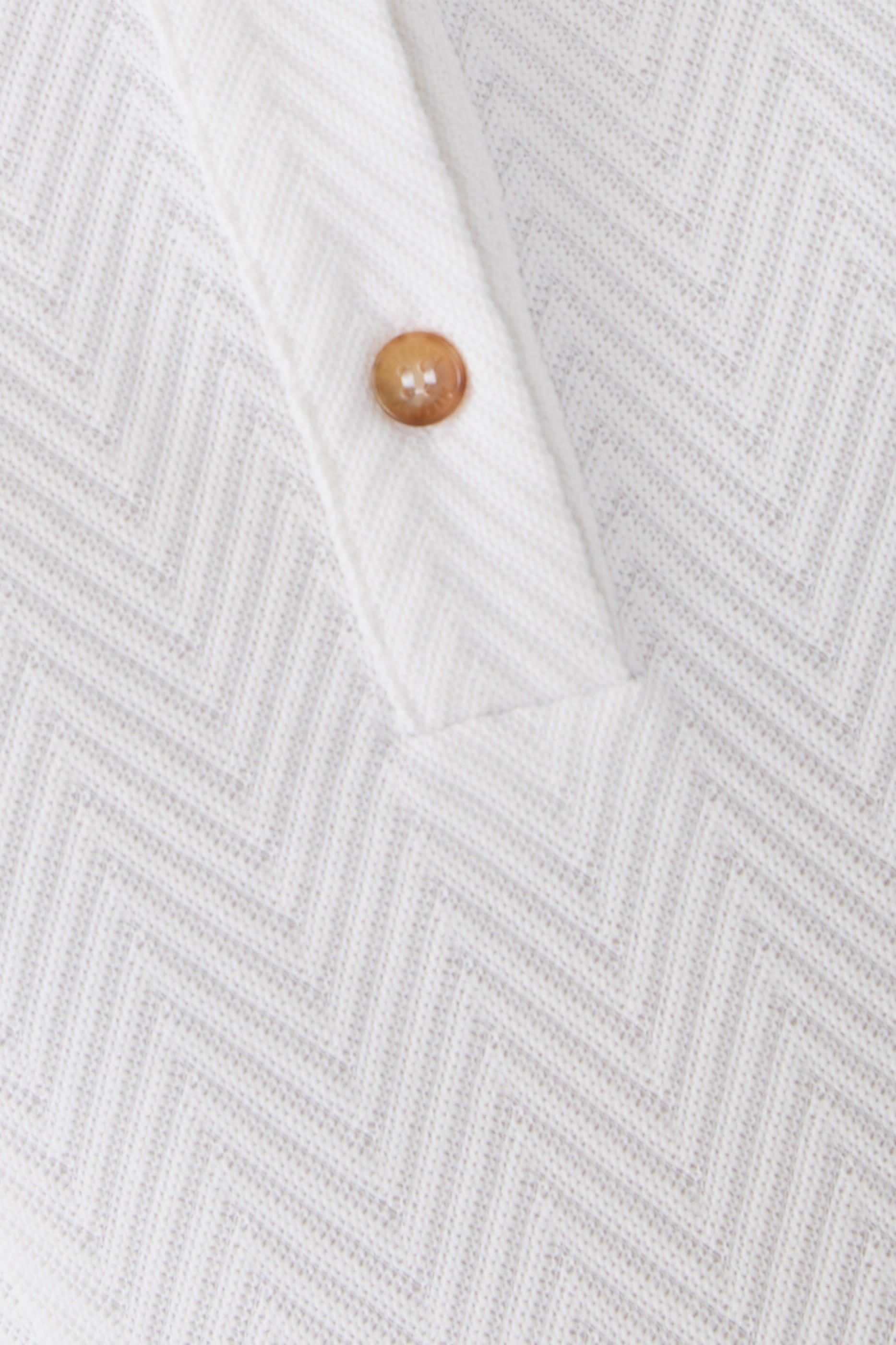 فستان قصير بنمط قميص بولو بنقشة خطوط متعرجة