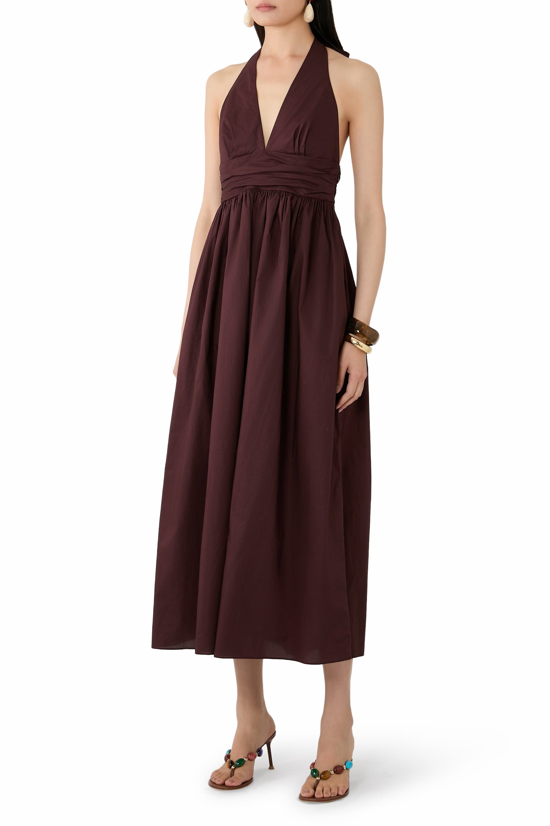 فستان بياقة عميقة ورباط حول الرقبة