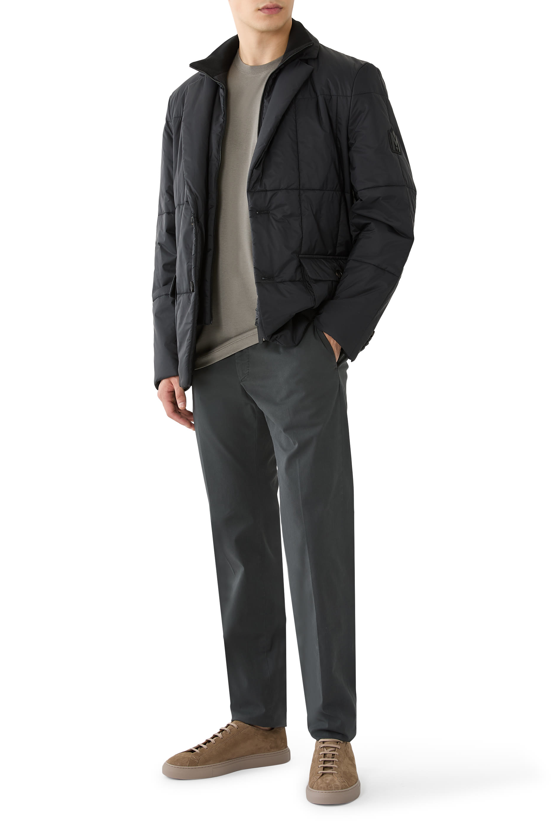 بنطال بشعار الماركة بقصة ضيقة