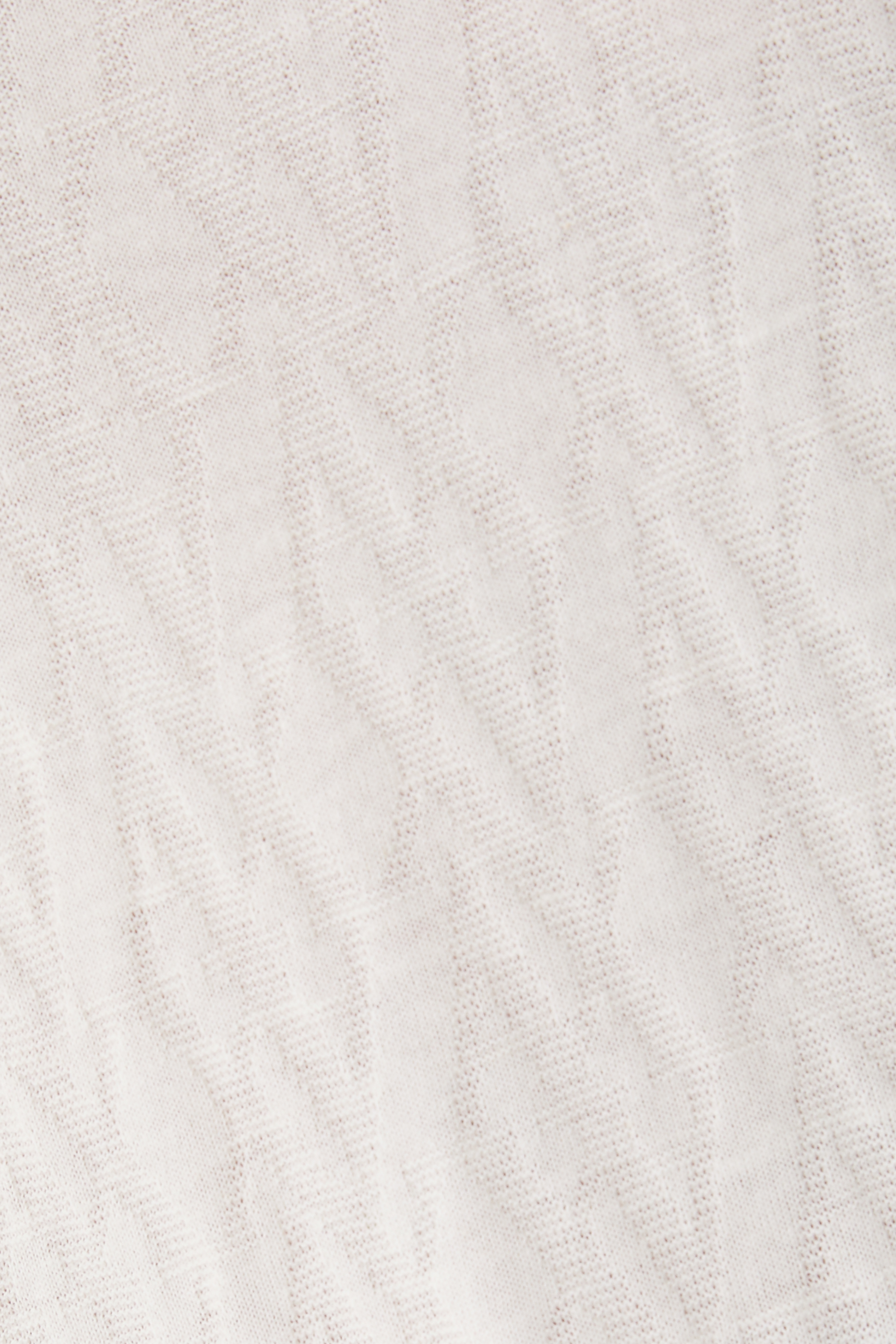 كنزة بحروف شعار الماركة