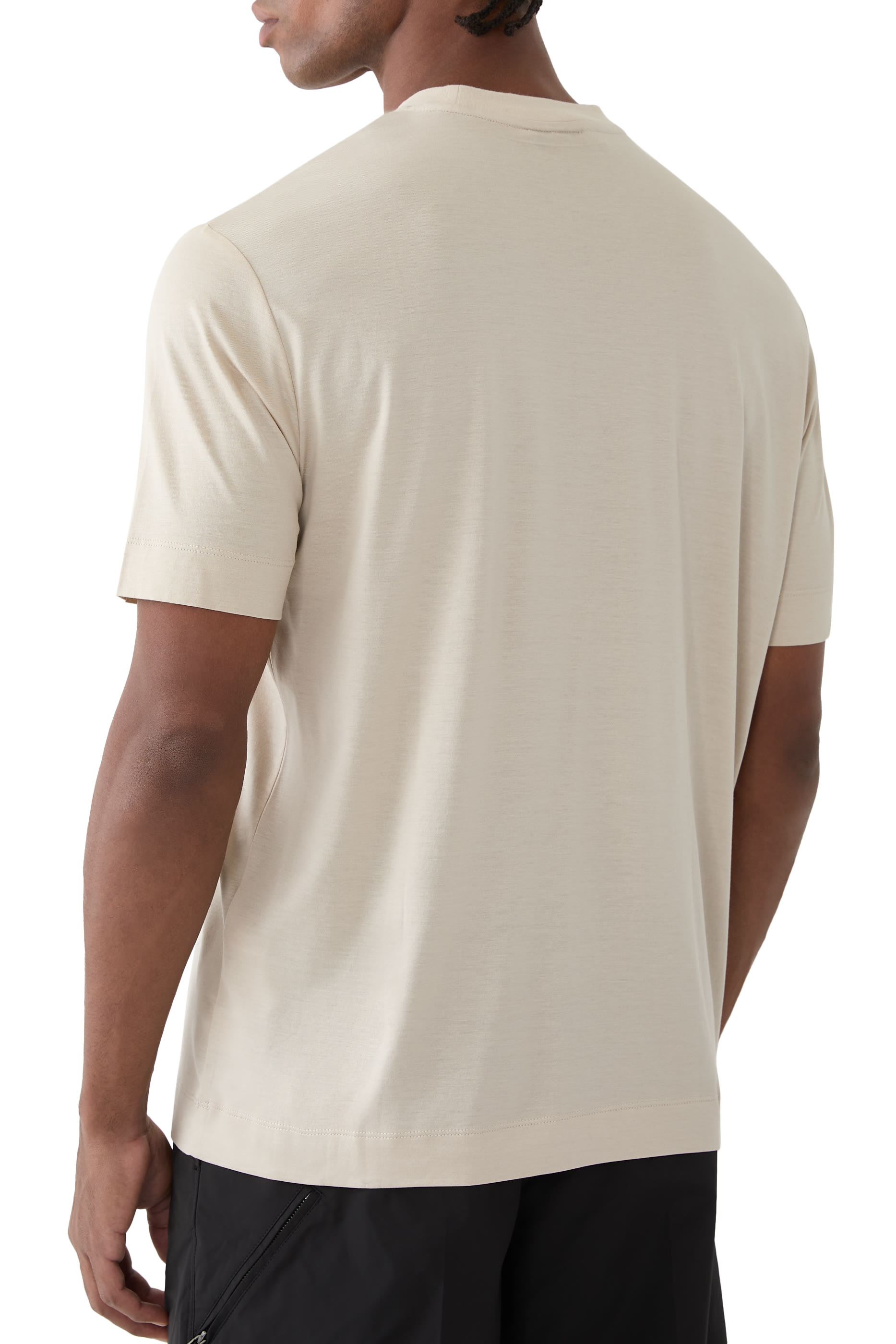 تيشيرت بأكمام قصيرة وشعار الماركة