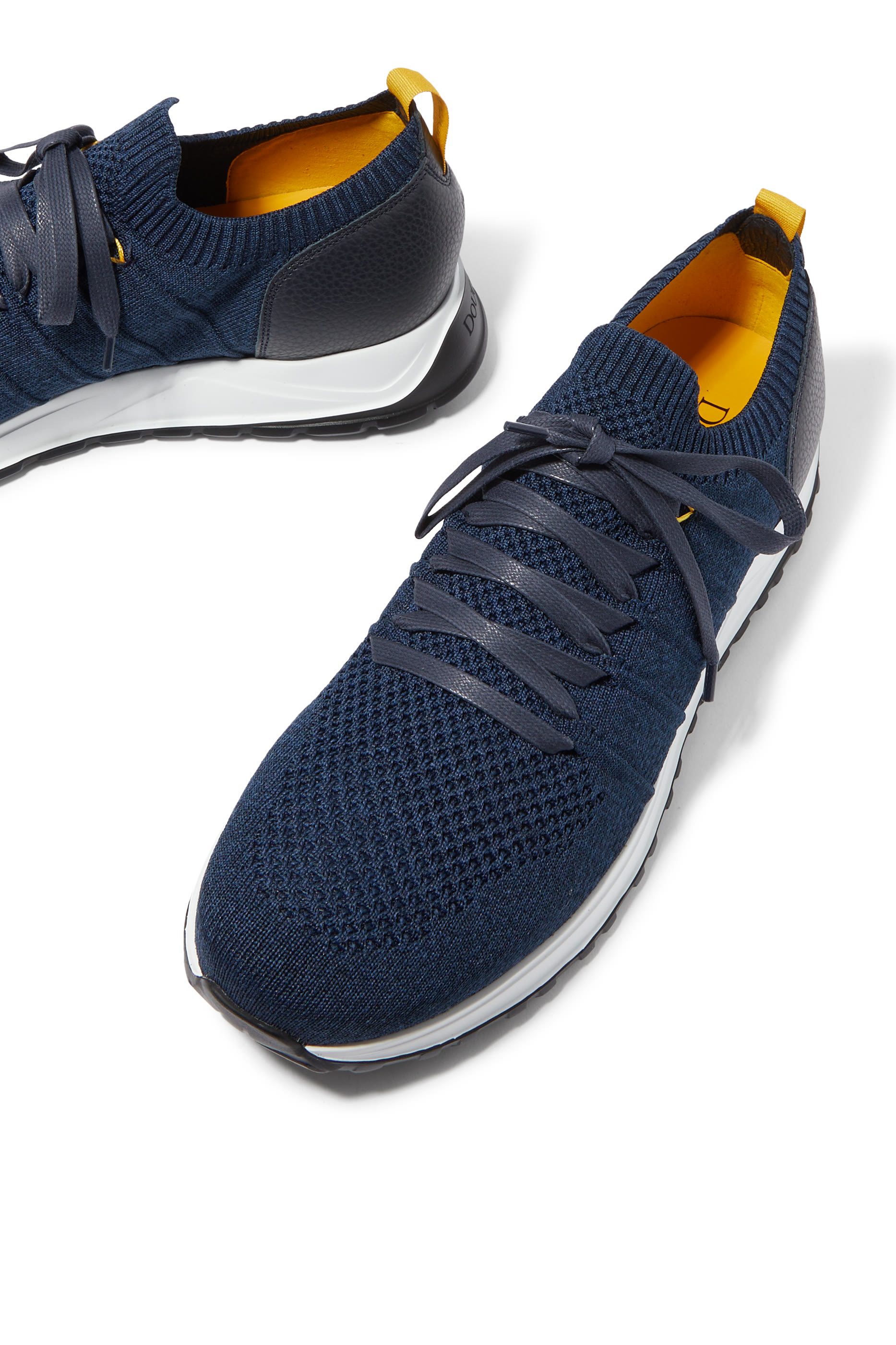 سنيكرز قماش معالج وجلد