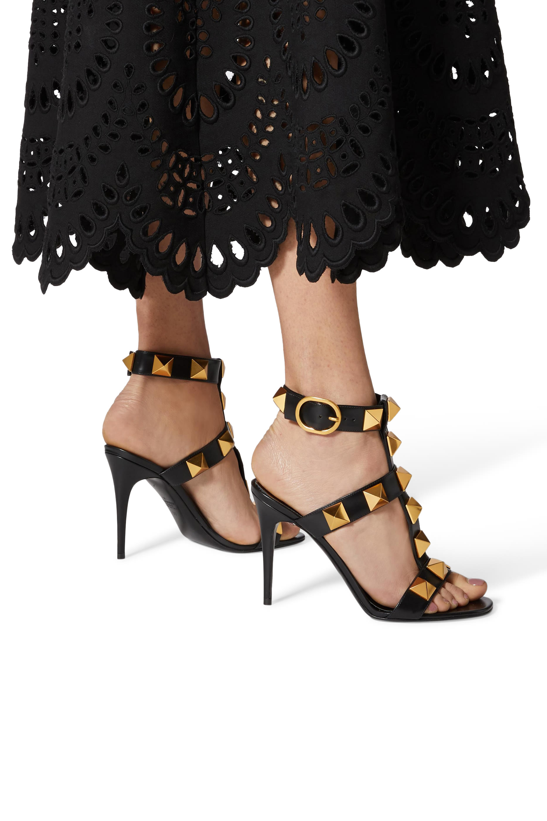 حذاء رومان بحلي هرمية وكعب مرتفع