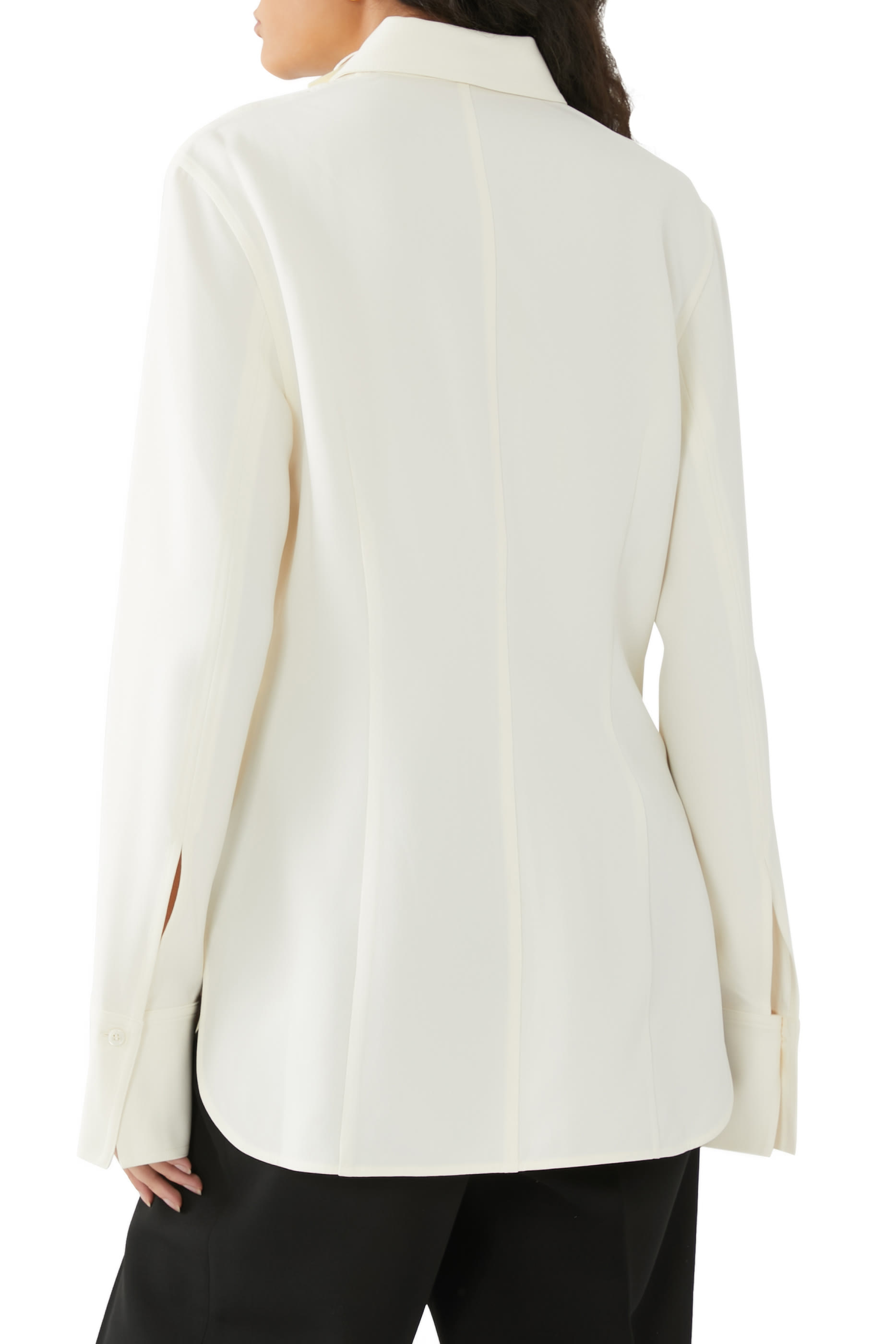 قميص بقصة ضيقة عند الخصر