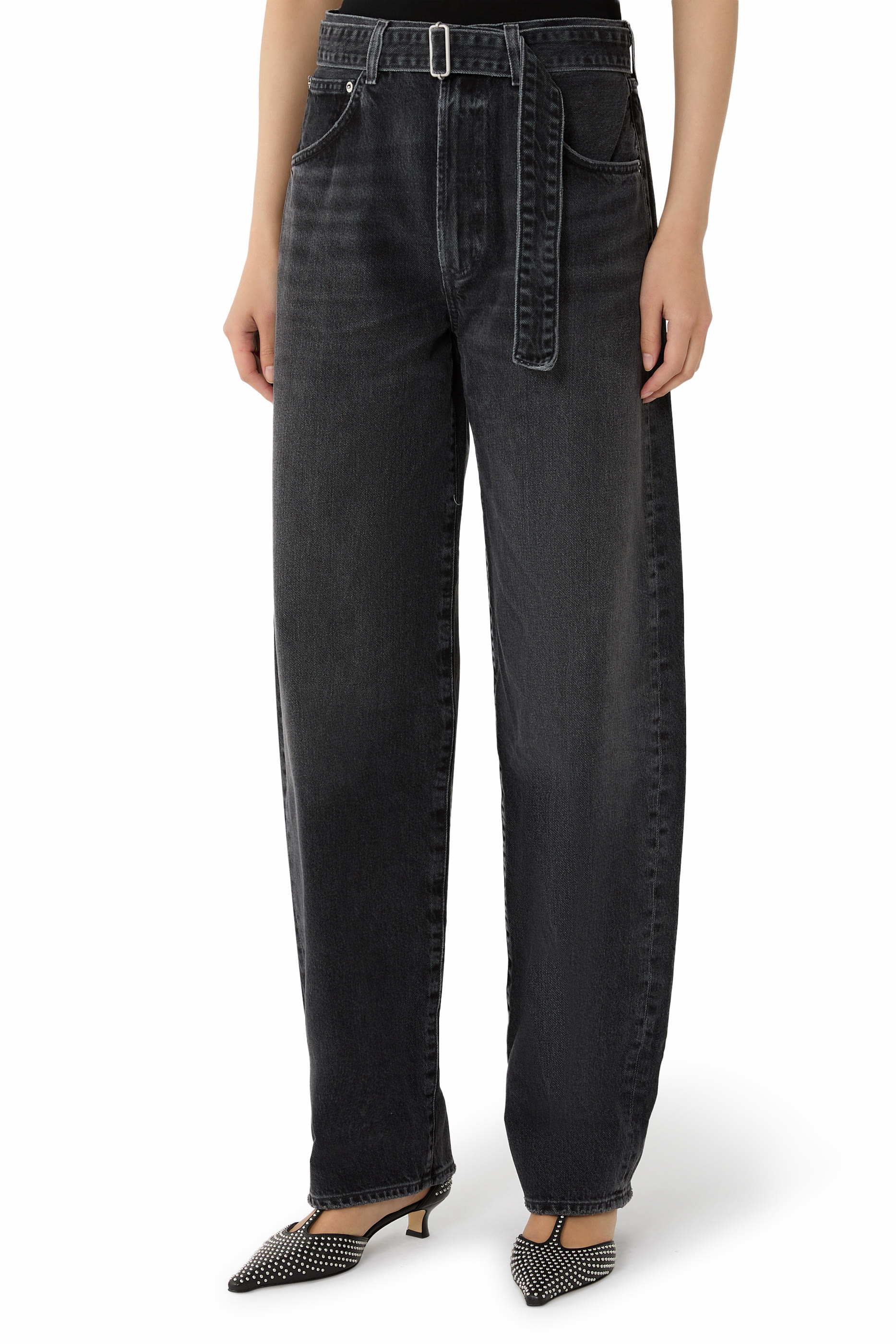 بنطال جينز بقصة ضيقة من الأسفل وأساور