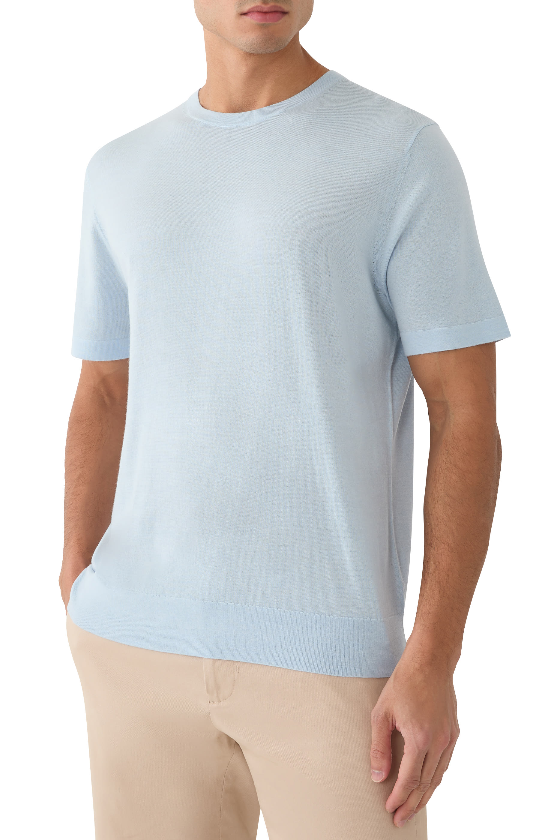 تيشيرت بقصة كلاسيكية وياقة ضيقة