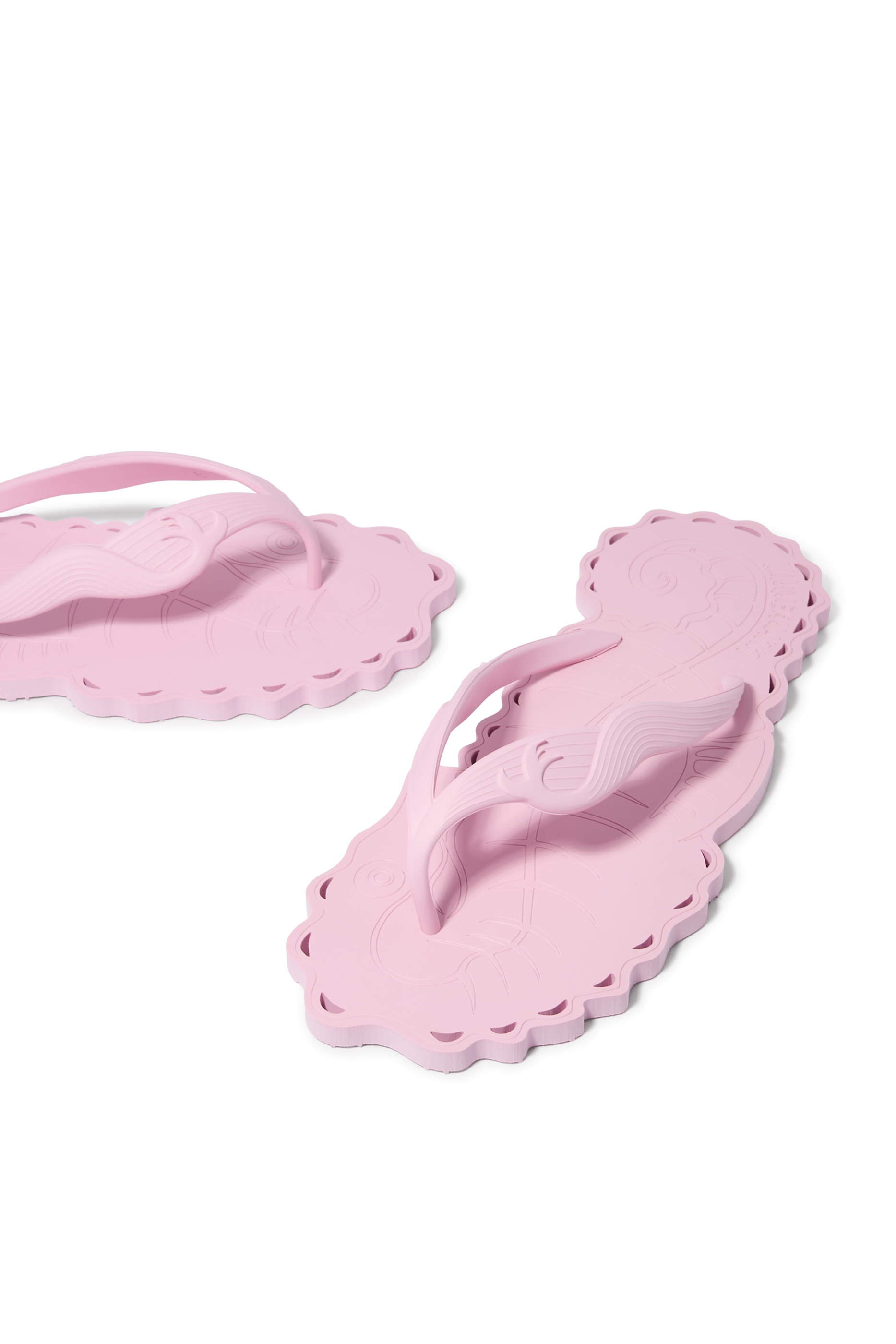 صندل بتصميم ثونج بتفاصيل مموجة