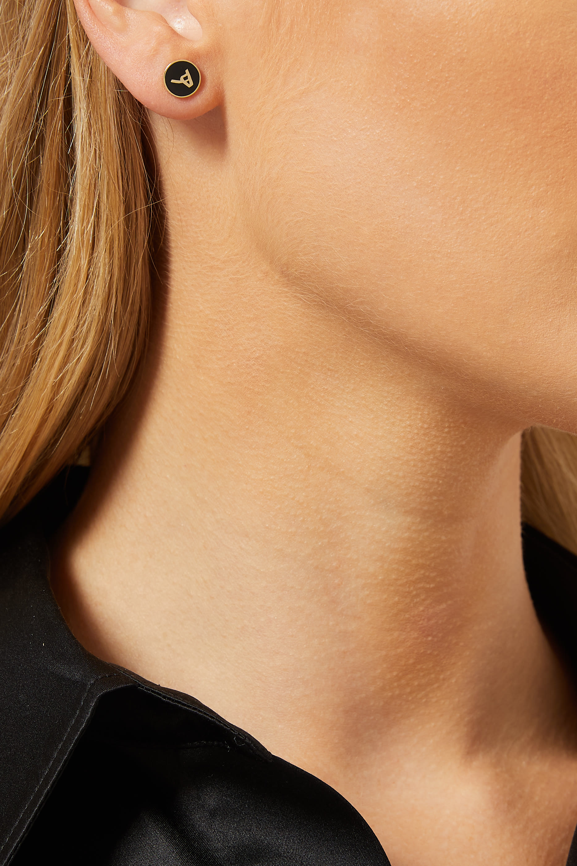 أقراط دائرية مزينة بحرف"هـ"مطلية بمينا