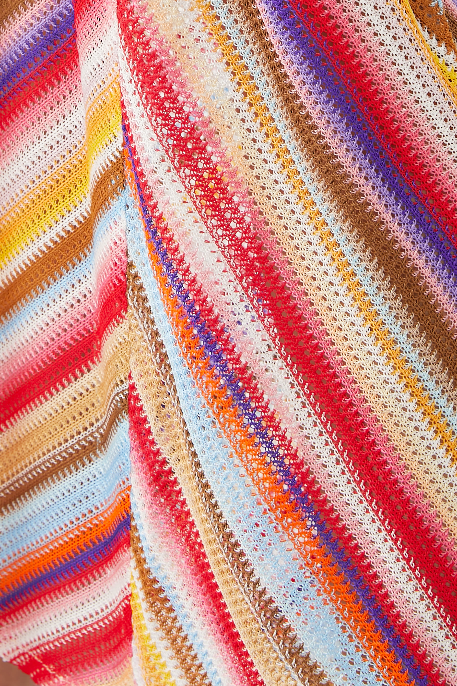 كارديغان كروشيه طويل مخطط للارتداء فوق ملابس السباحة