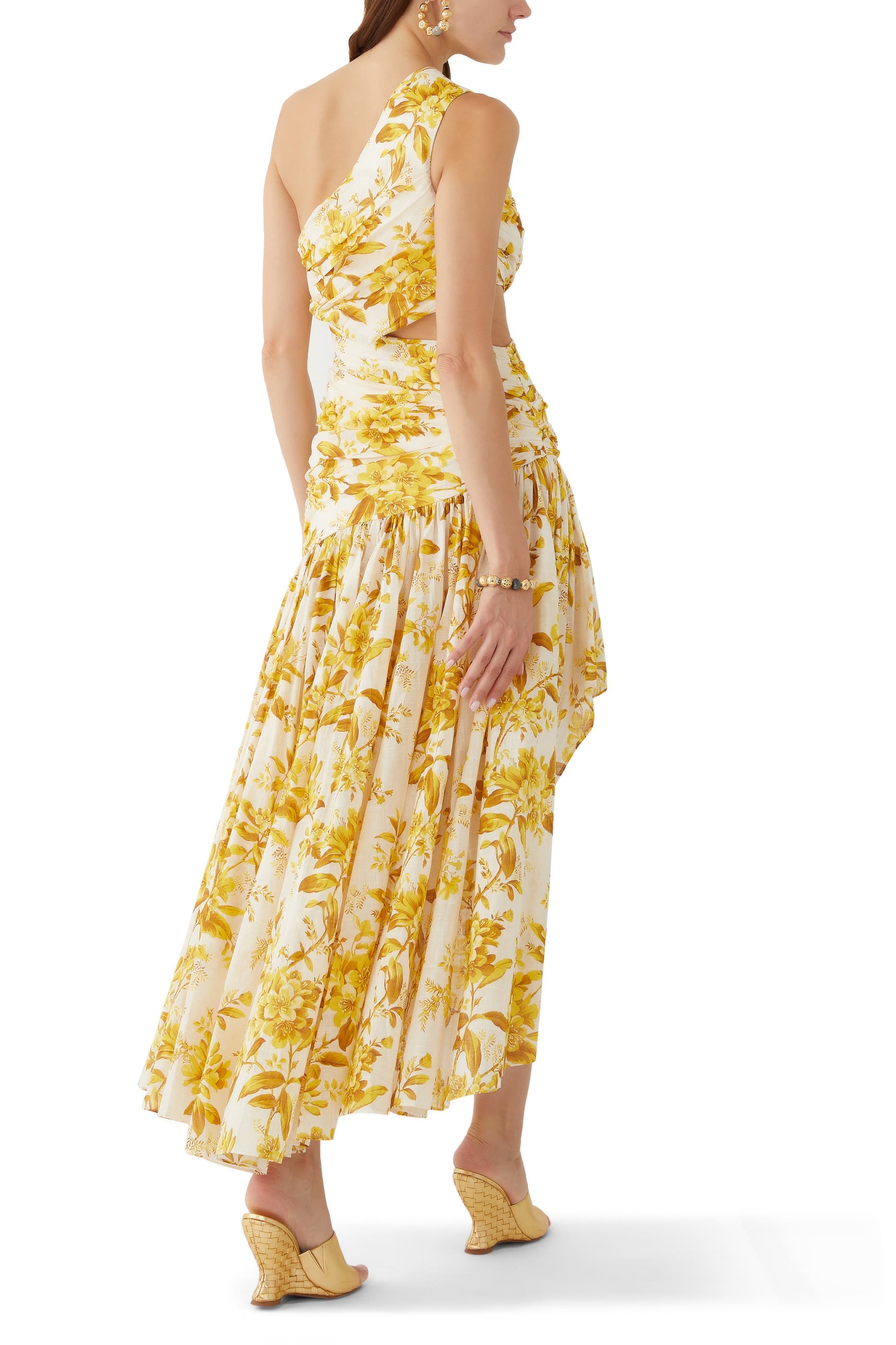 فستان ذهبي اللون بتصميم غير متماثل