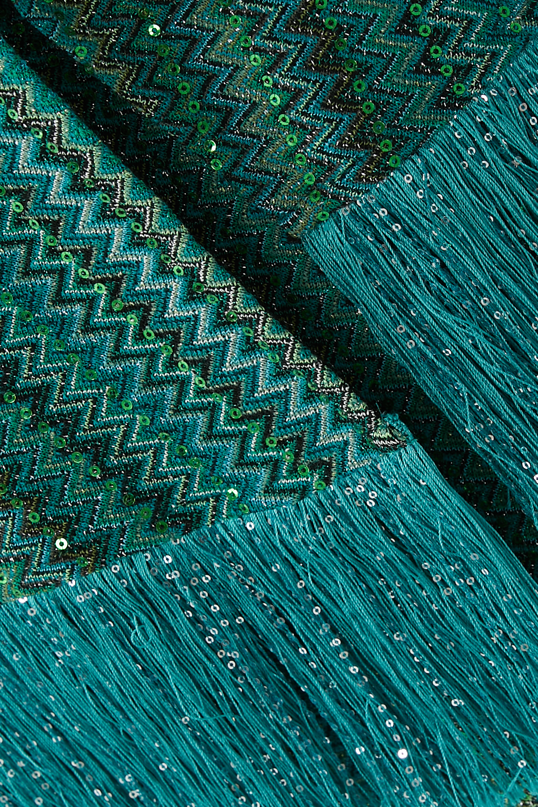 بلوزة بتصميم حصري غير متماثل بنقشة خطوط متعرجة مزينة بترتر وشراشيب راشيل