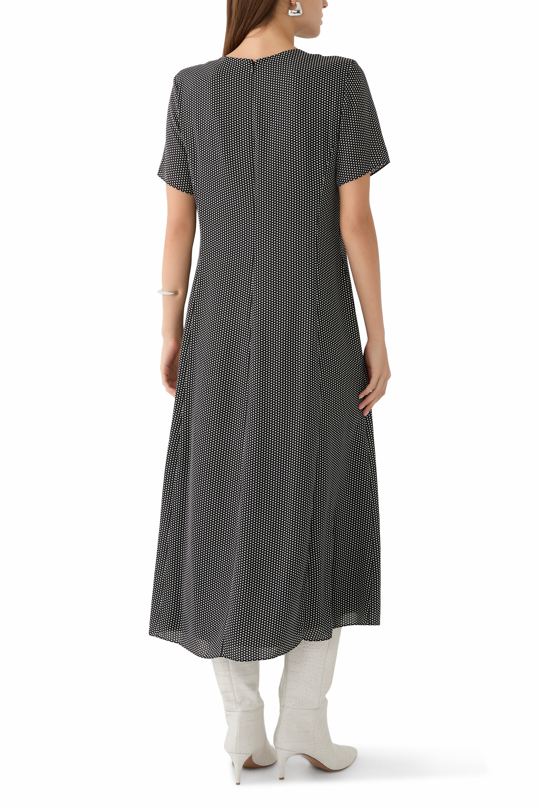 فستان متوسط الطول بقصة واسعة بأكمام قصيرة