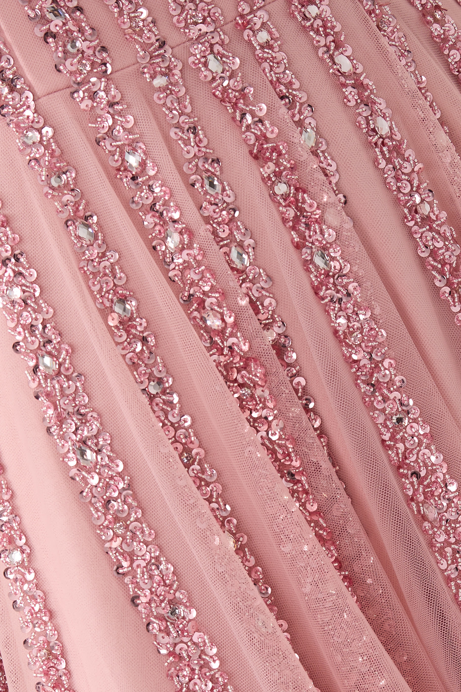 فستان سهرة بلا أكمام مطرز