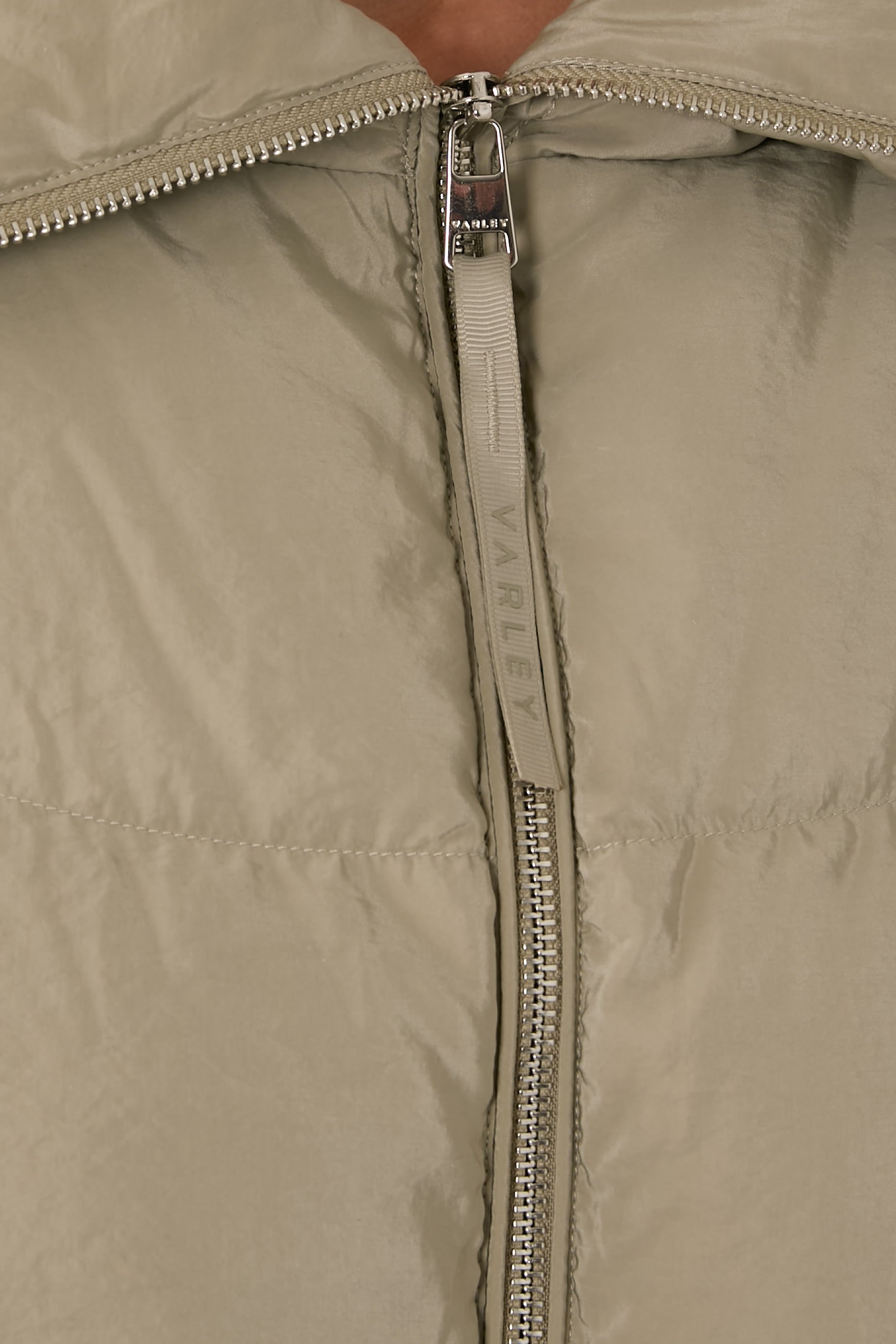 معطف فالنسيا بتصميم مبطن منفوخ