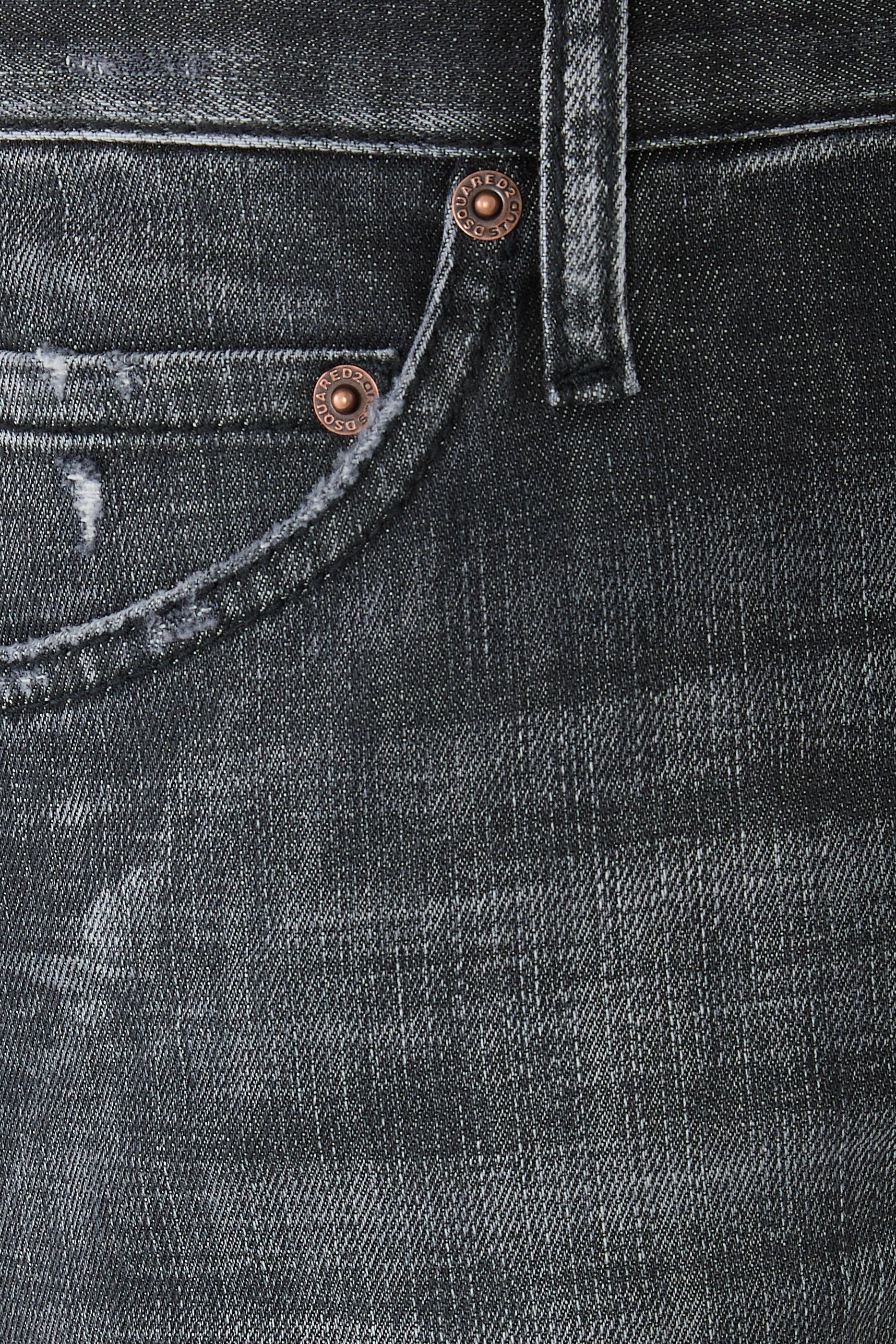 بنطال جينز بقصة ضيقة وتفاصيل بتصميم ملفوف