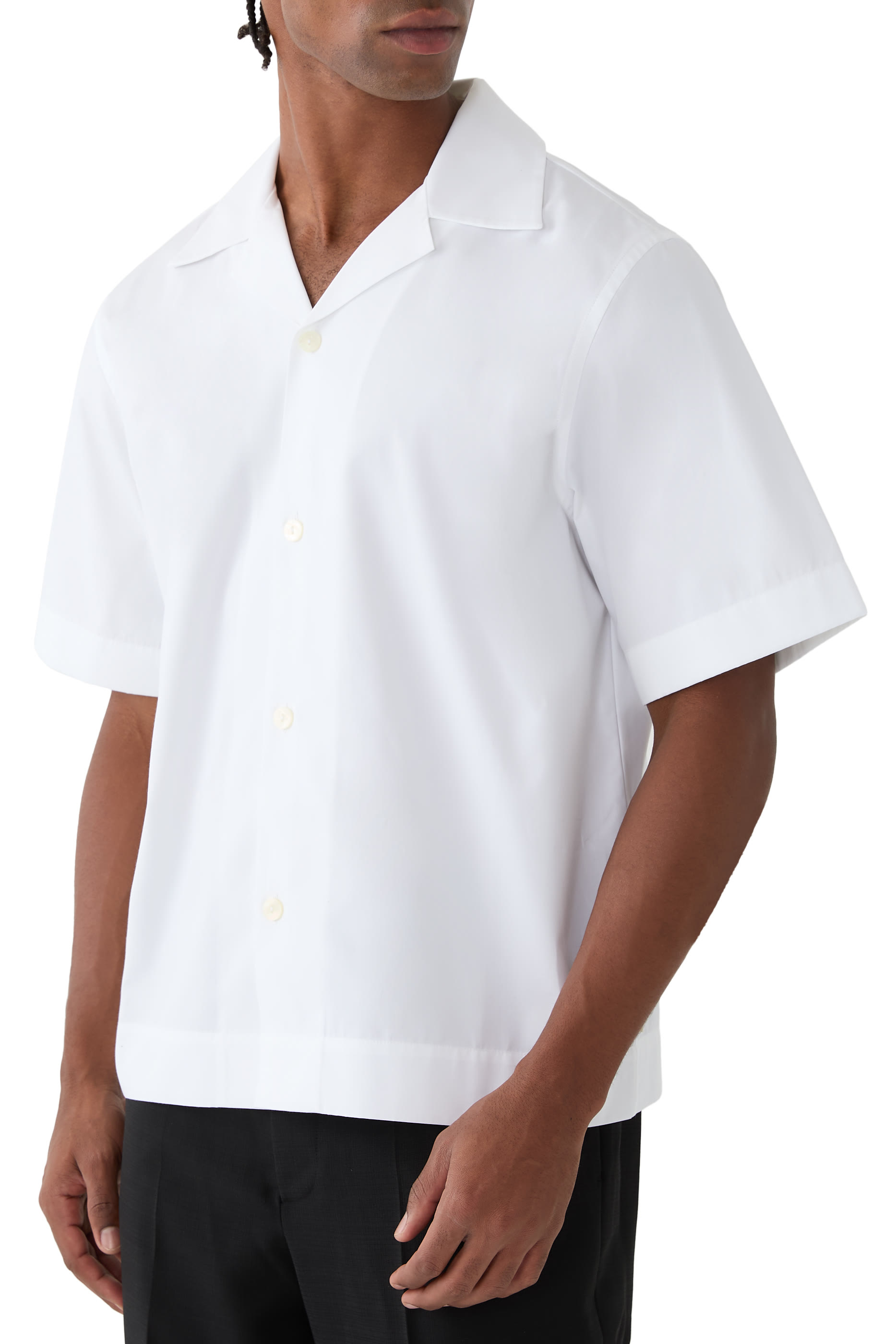 قميص بأكمام قصيرة، قصة فضفاضة وياقة مطوية 