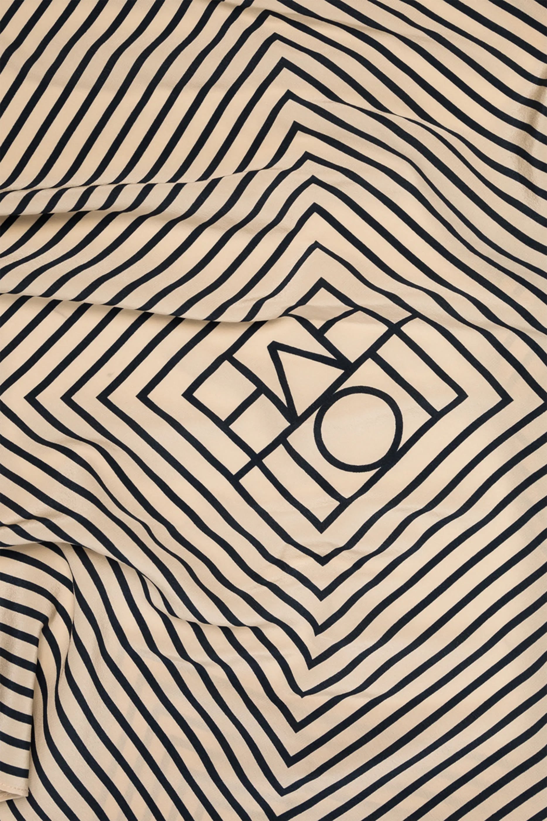 وشاح بنقشة حروف شعار الماركة حرير