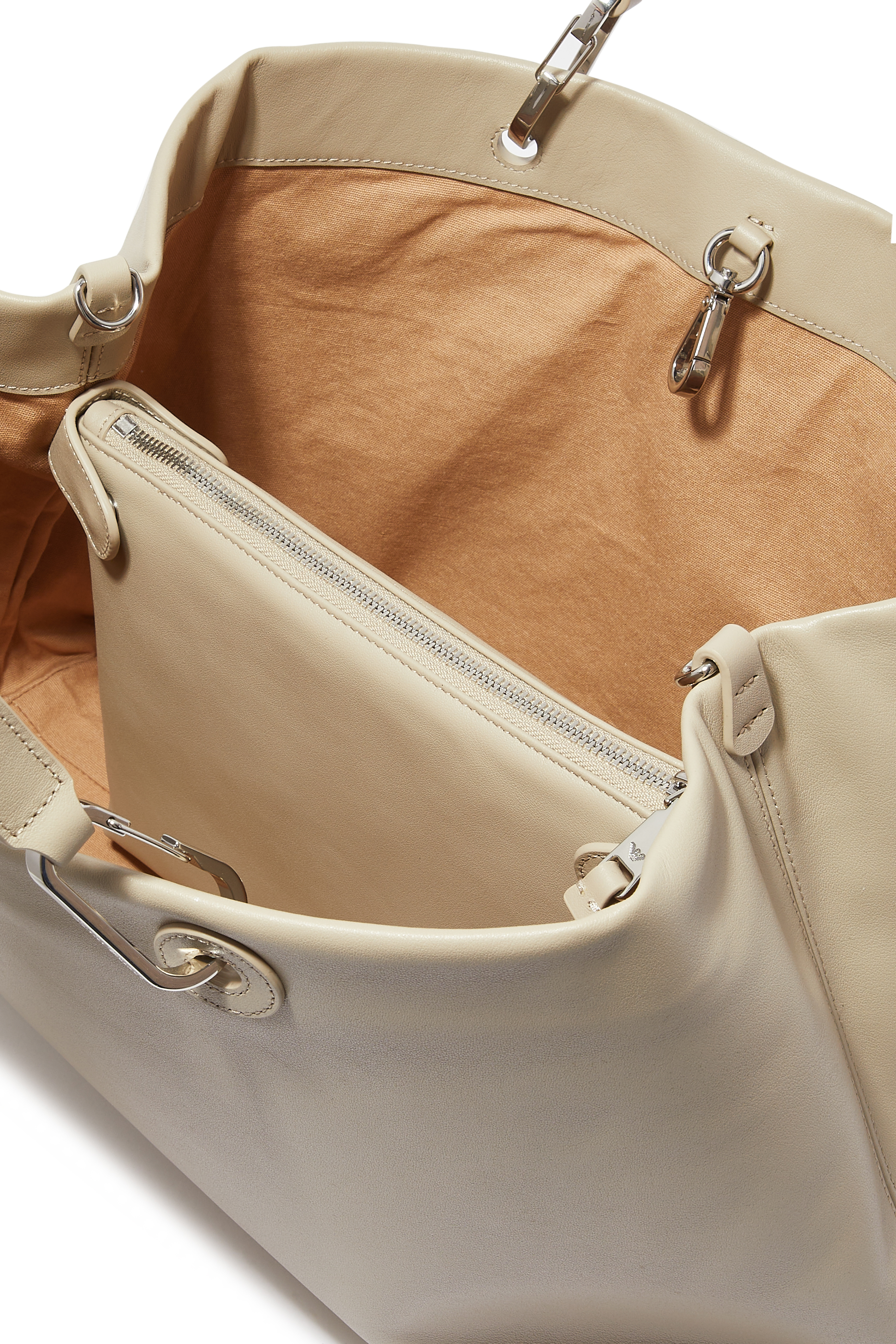 حقيبة يد متوسطة جلد صديق للبيئة بشعار الماركة