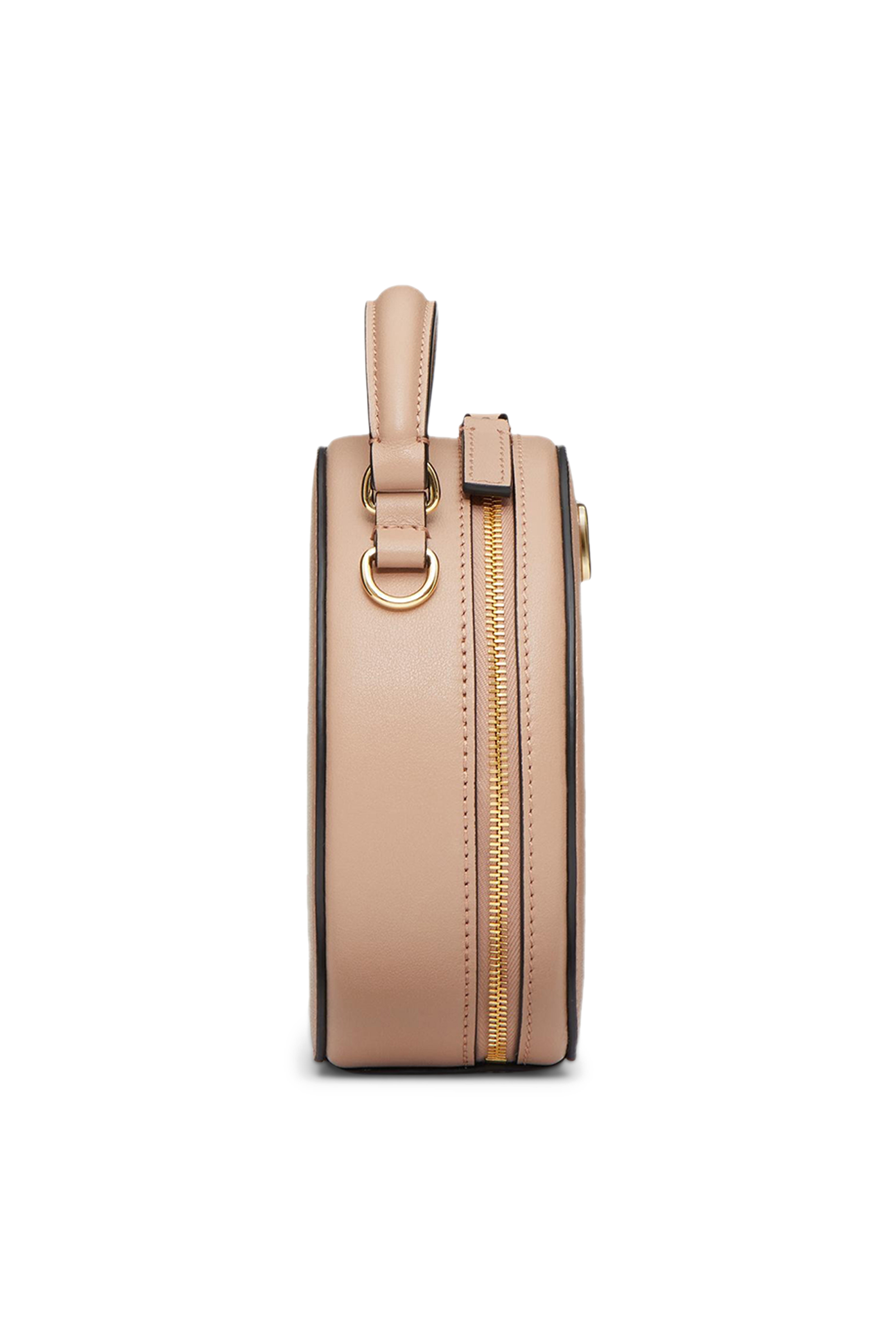 حقيبة صغيرة بشعار الماركة