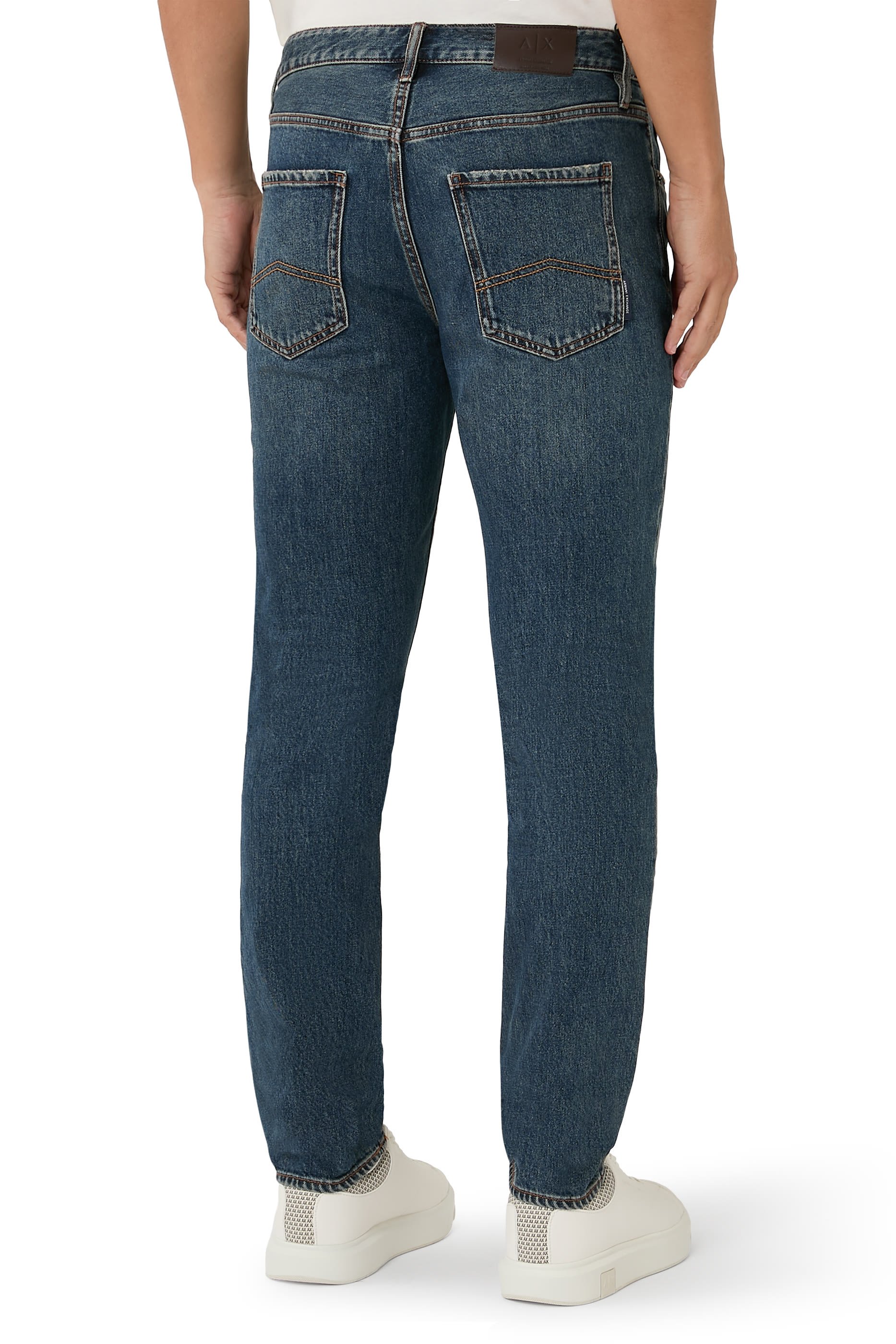 بنطال جينز بقصة ضيقة مزين بشعار الماركة