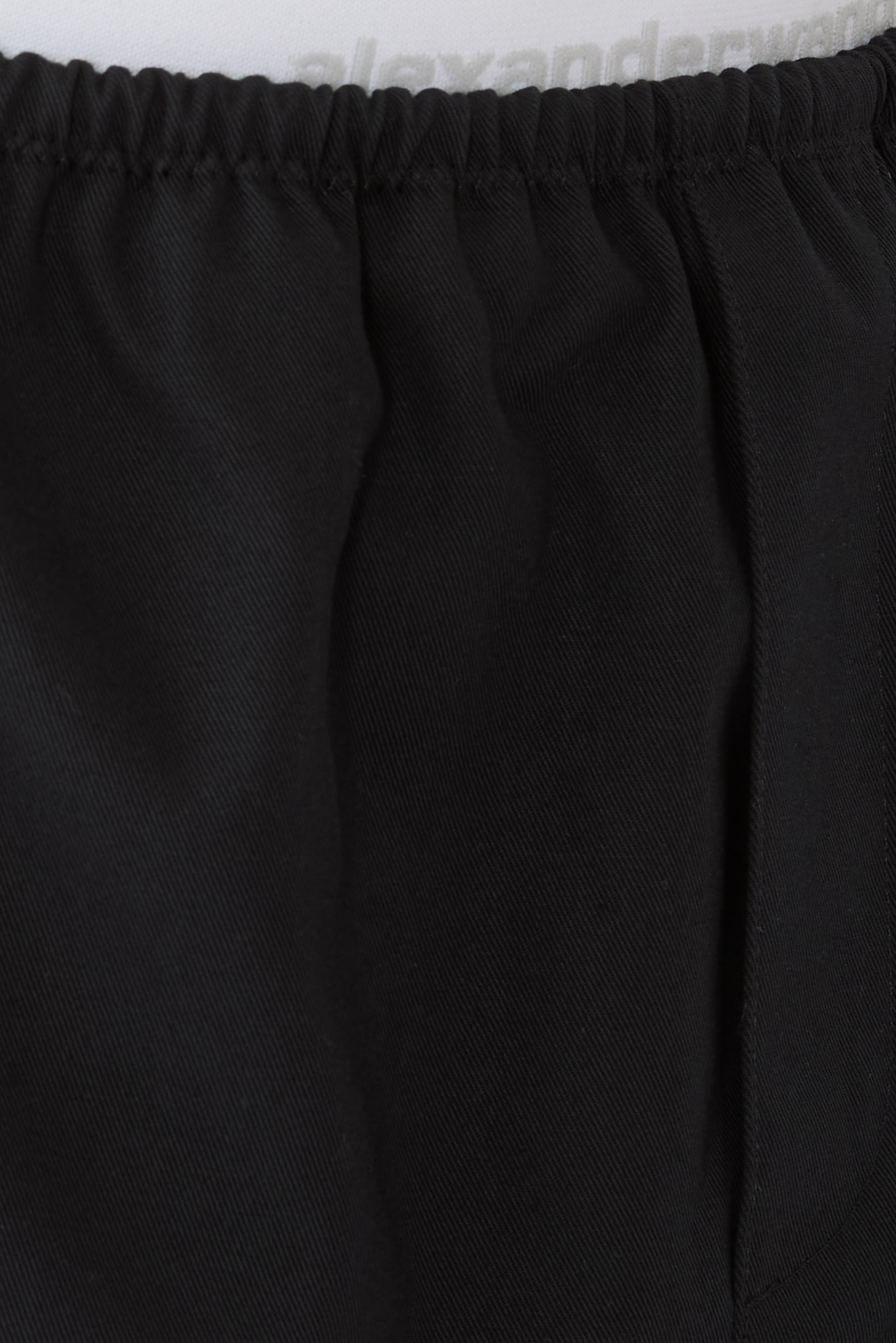 تنورة بخصر مطاطي متوسط الارتفاع وشعار الماركة