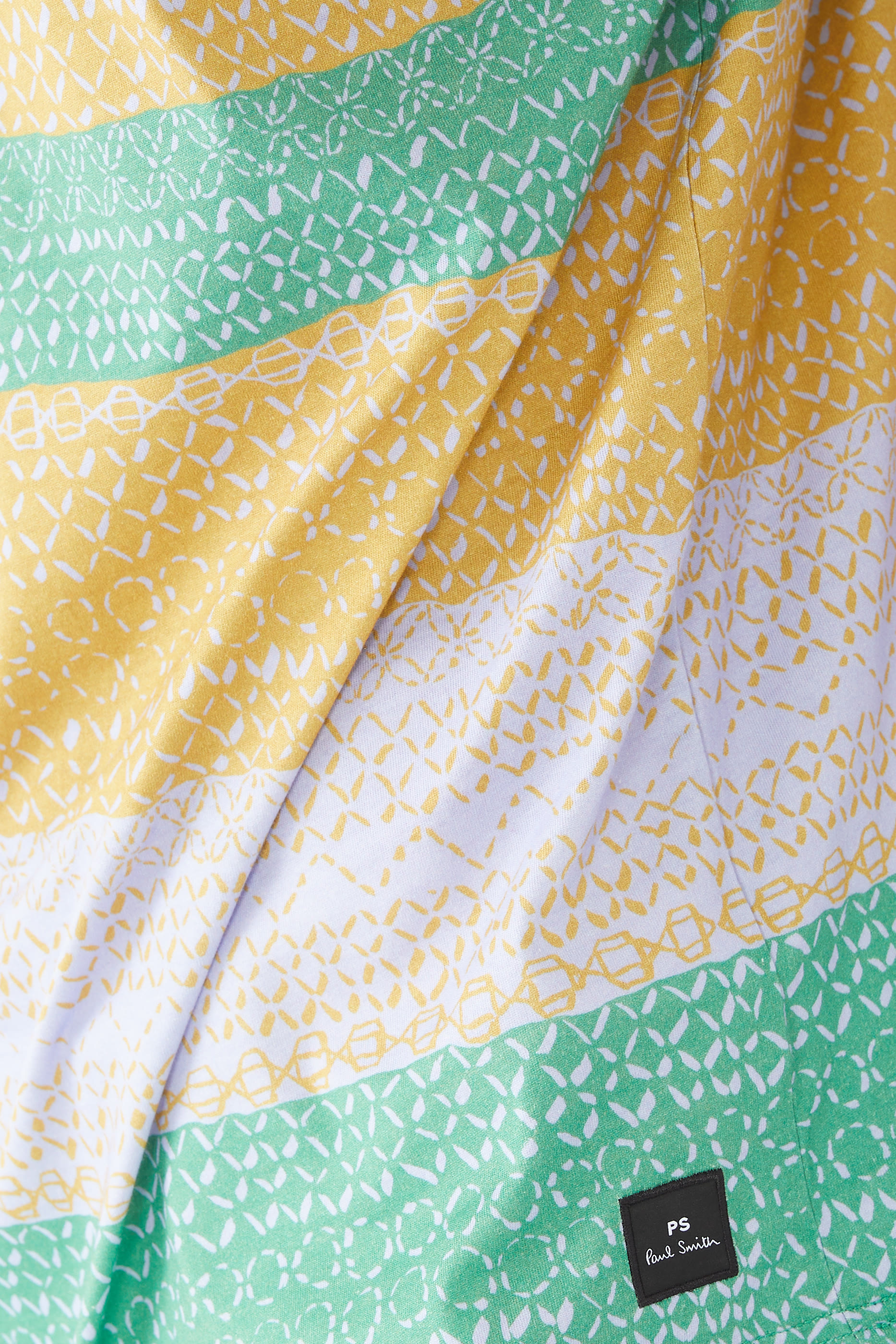 تيشيرت بطبعة شمس محاكة