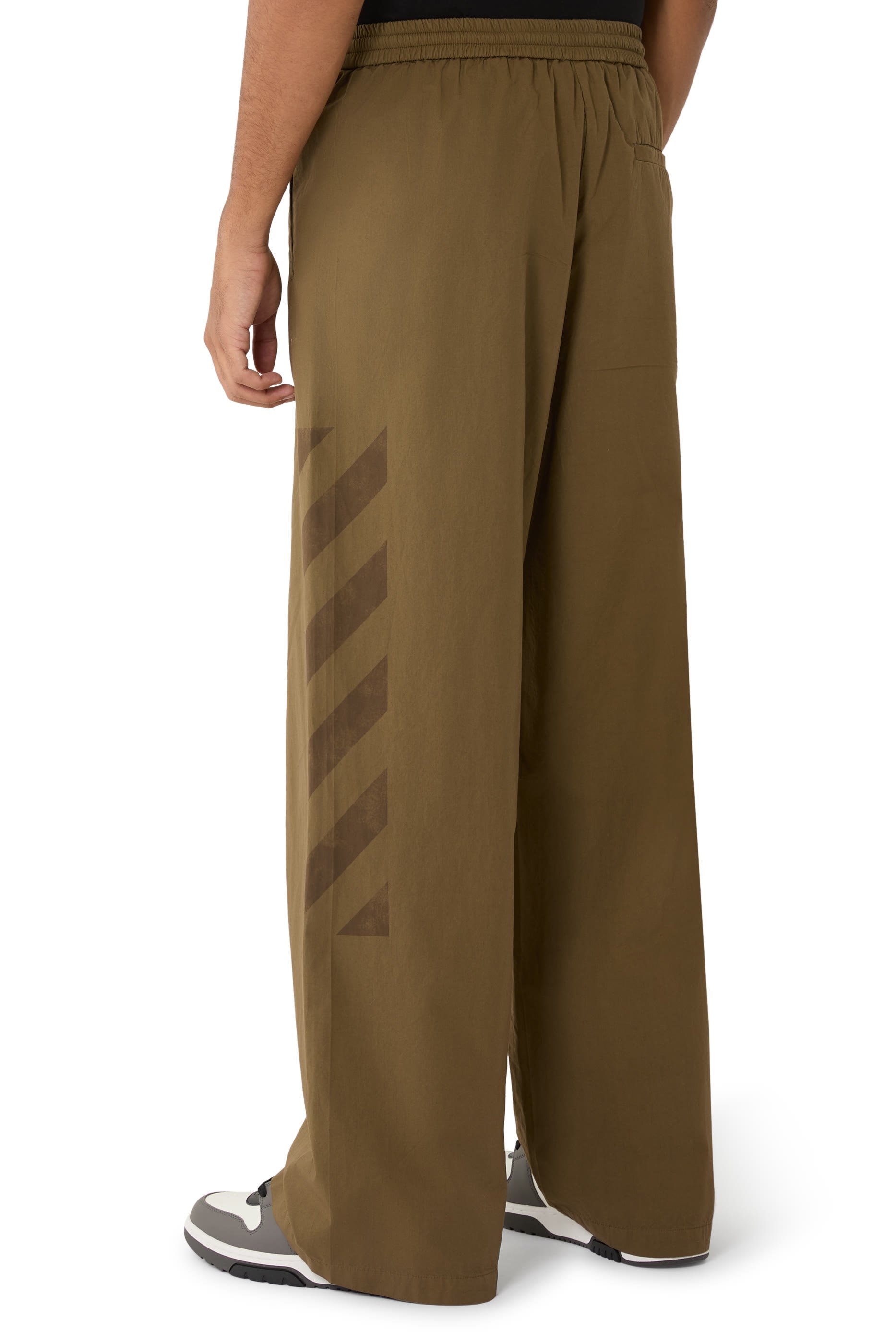 بنطال رياضي مطرز بشعار الأسهم 