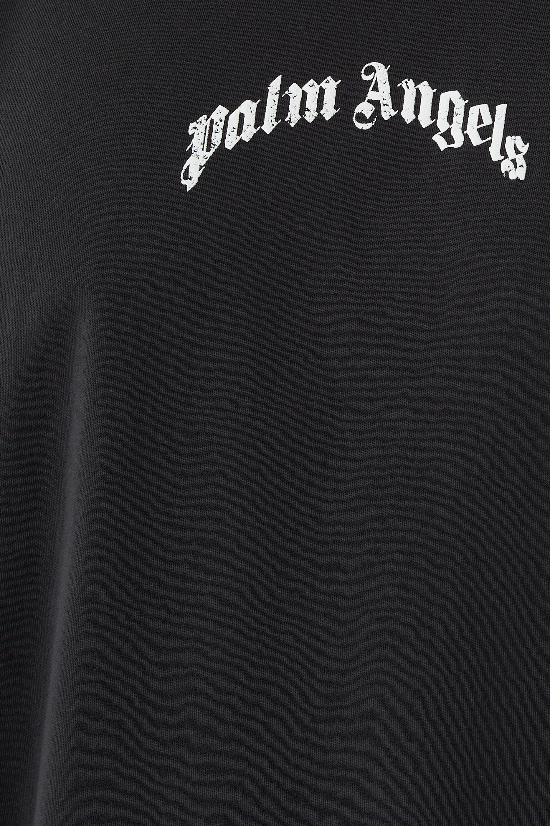 تيشيرت بقصة واسعة ونقشة شعار الماركة بتصميم مقوس