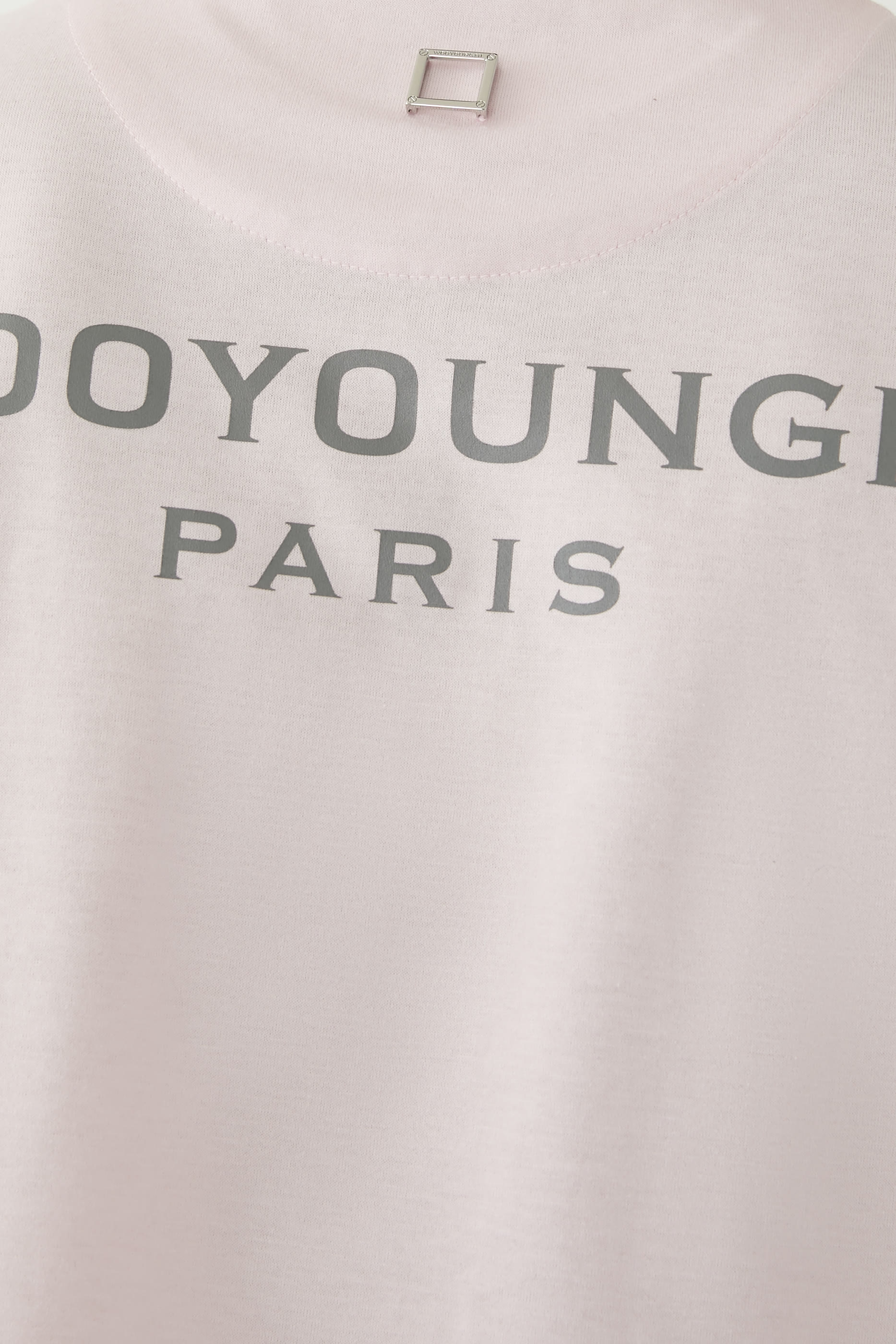 تيشيرت بشعار الماركة على الظهر قطن