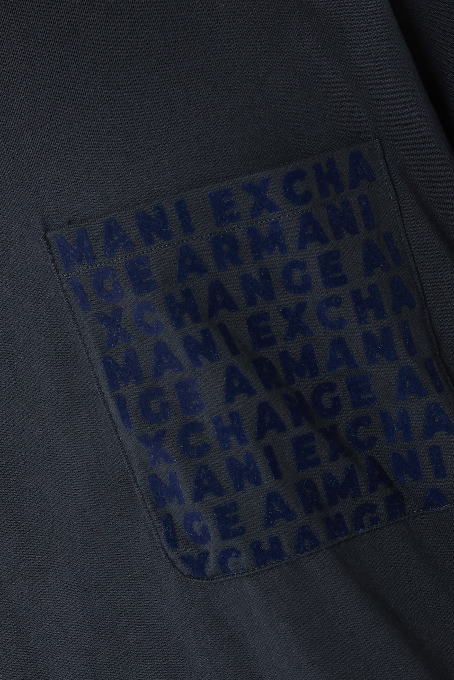 تيشيرت بقصة عادية وجيب بشعار الماركة