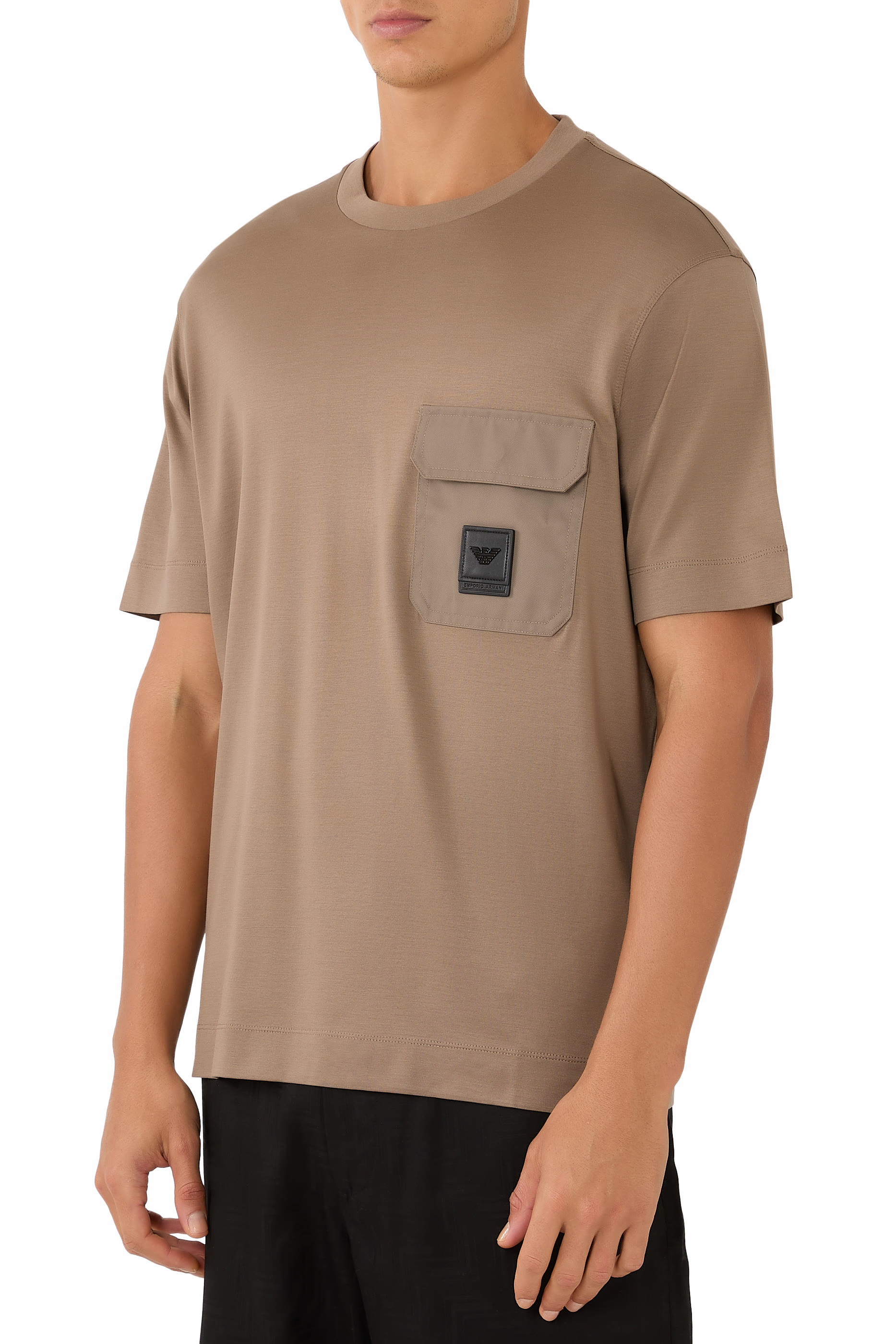 تيشيرت بقصة عادية وجيب خارجي بشعار الماركة