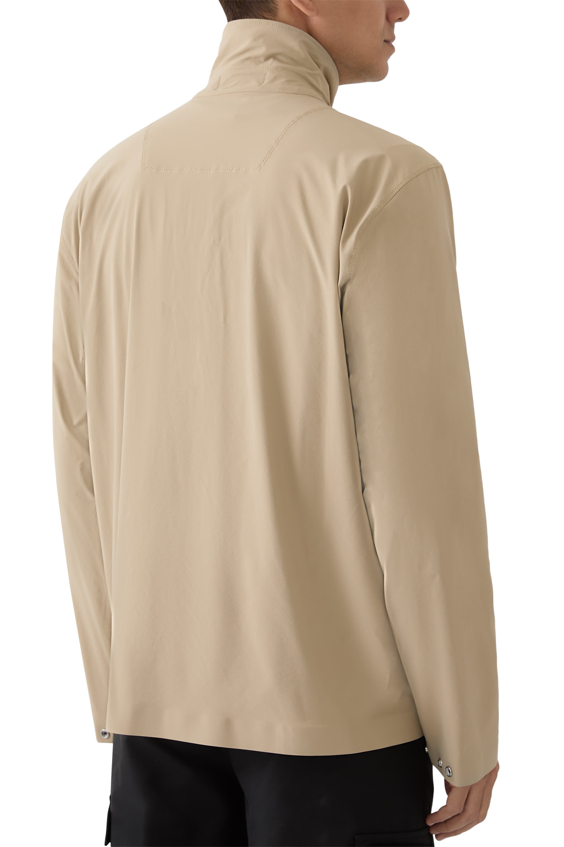 قميص بتطريز شعار الماركة