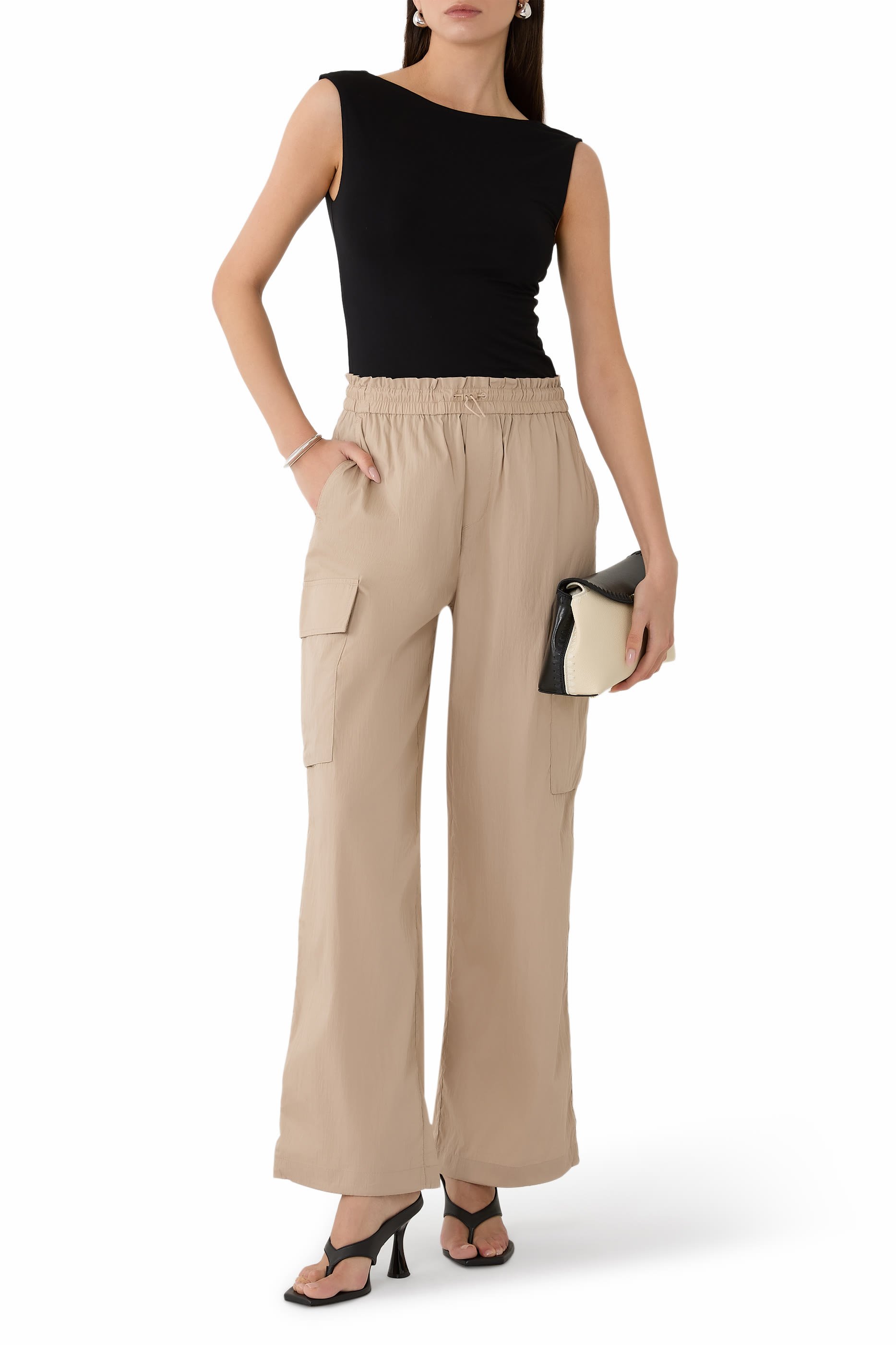 بلوزة لوكا بلا أكمام