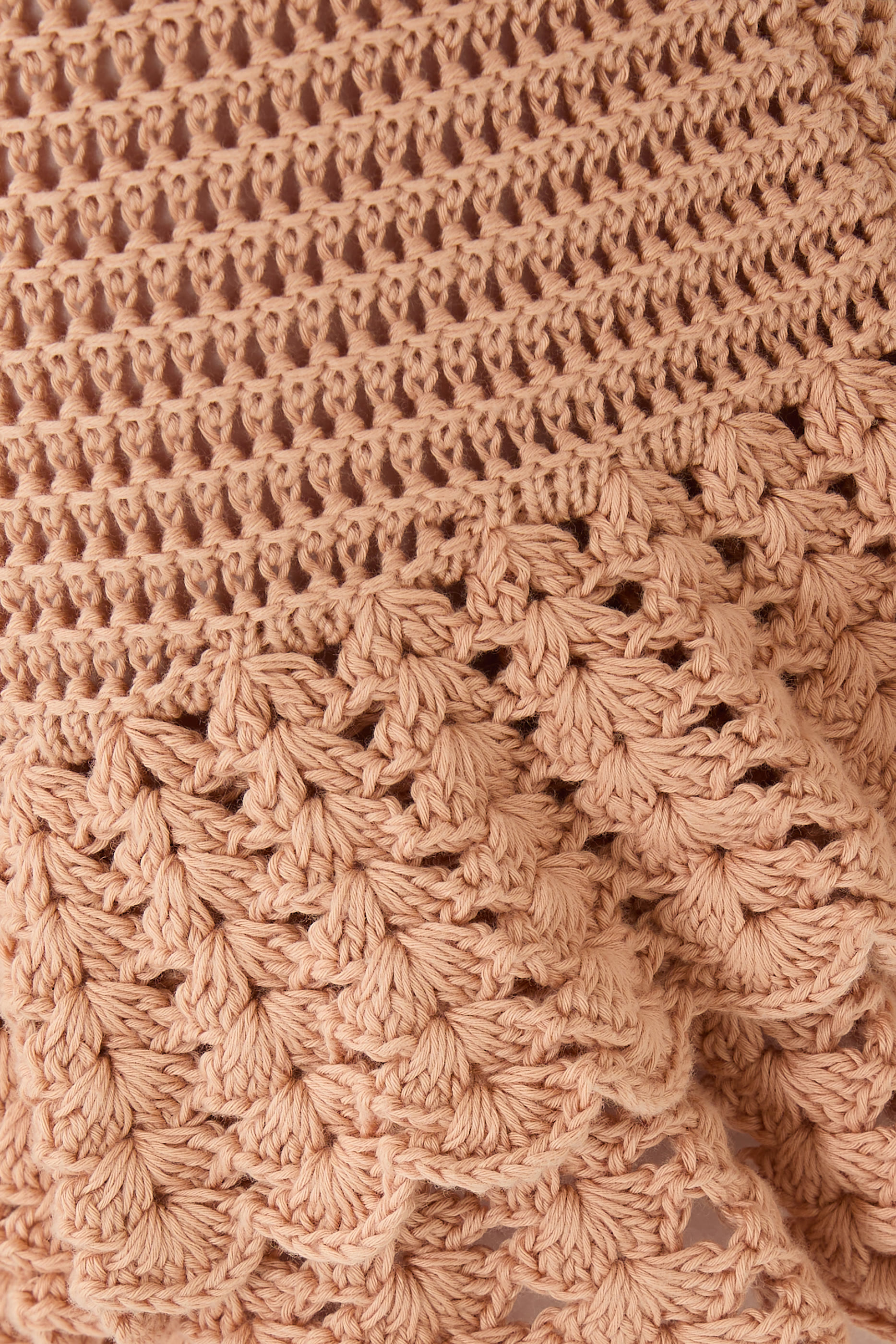 شورت قصير بكشكش من نسيج كروشيه 