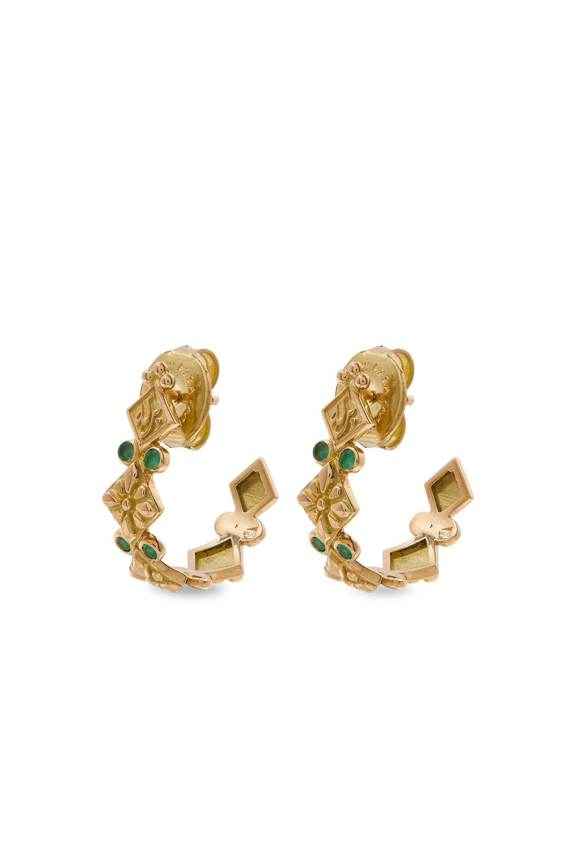 أقراط دائرية بخط عربي بكلمة  "بركة" و"يسر"، ذهب أصفر عيار 18 قيراط والماس والزمرد