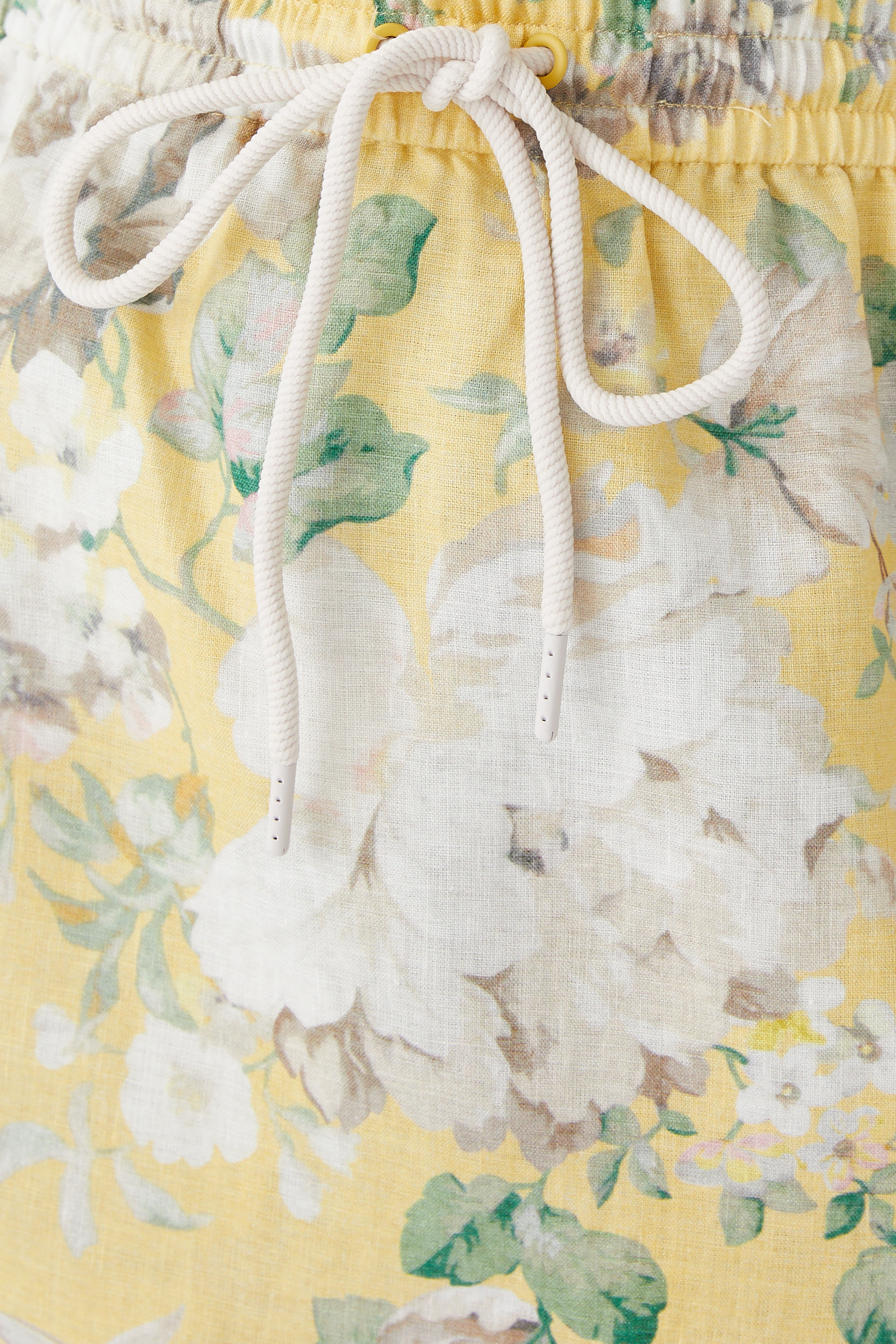 تنورة أكاسيا متوسطة الطول بحافة صدفية