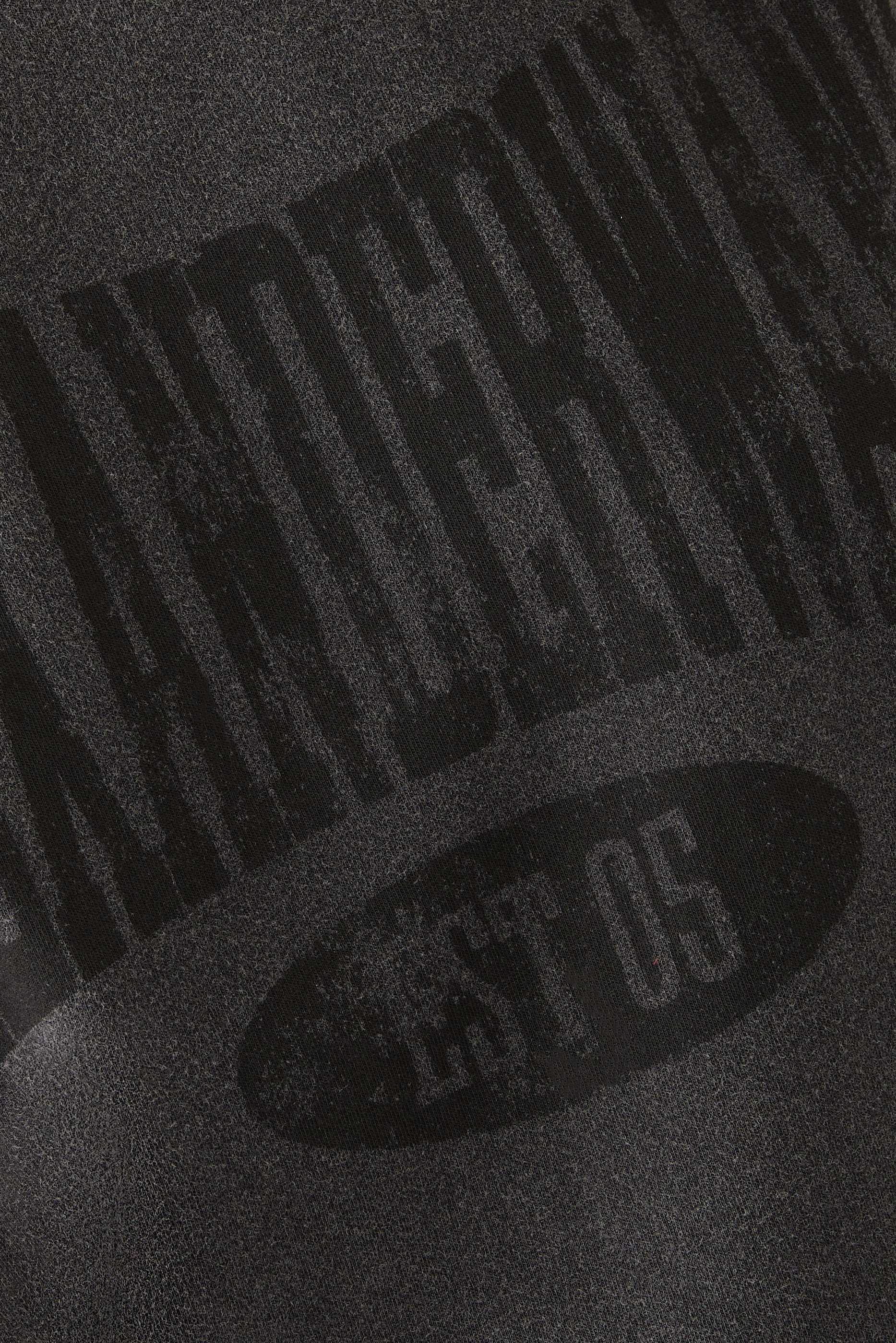 تيشيرت بأكمام قصيرة وشعار الماركة