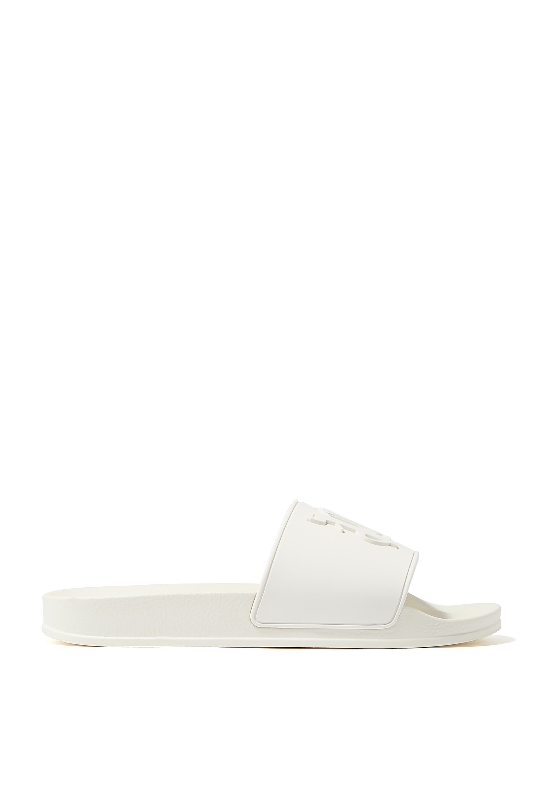 حذاء مفتوح بشعار الماركة