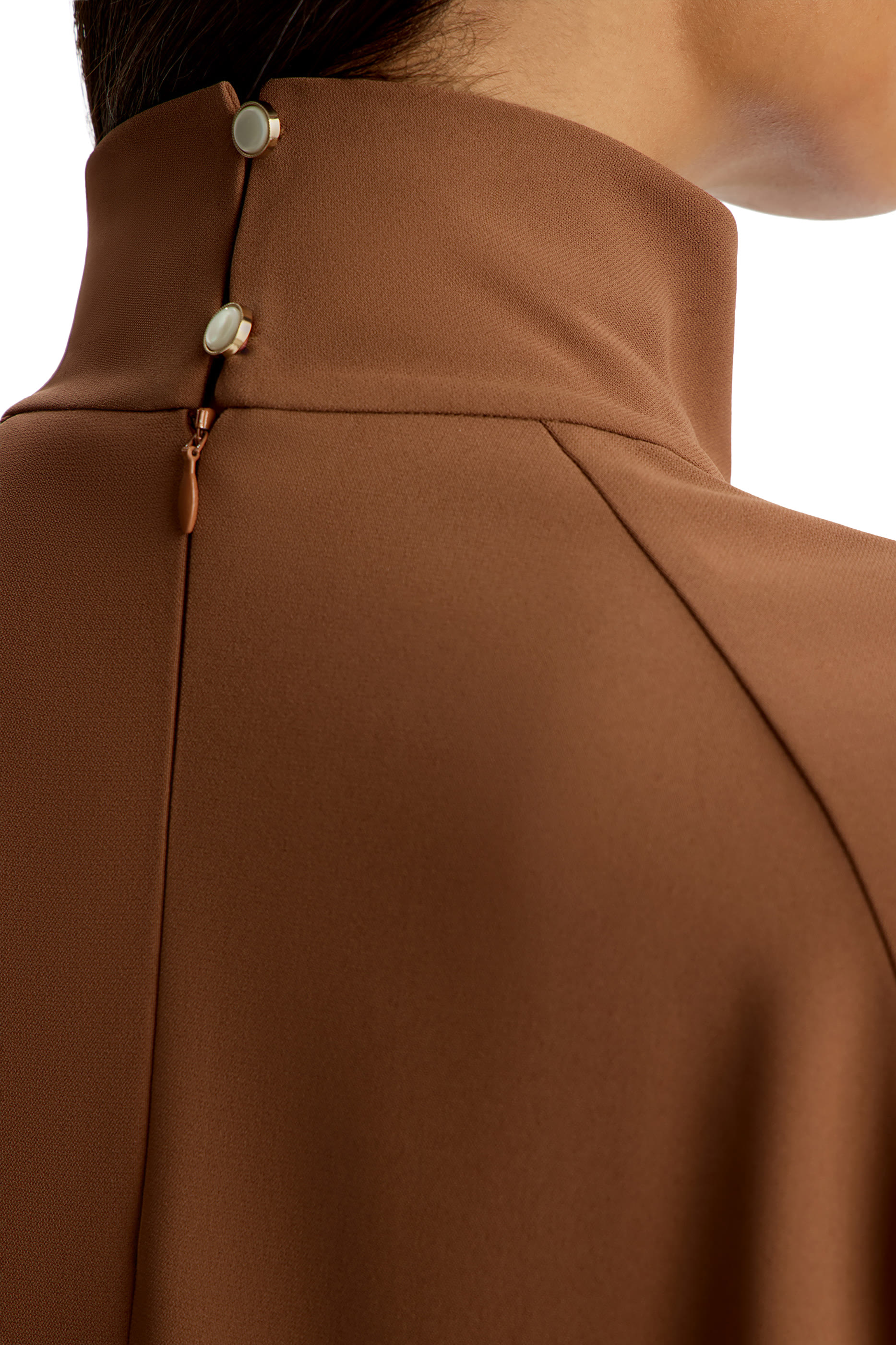 فستان طويل بياقة عالية